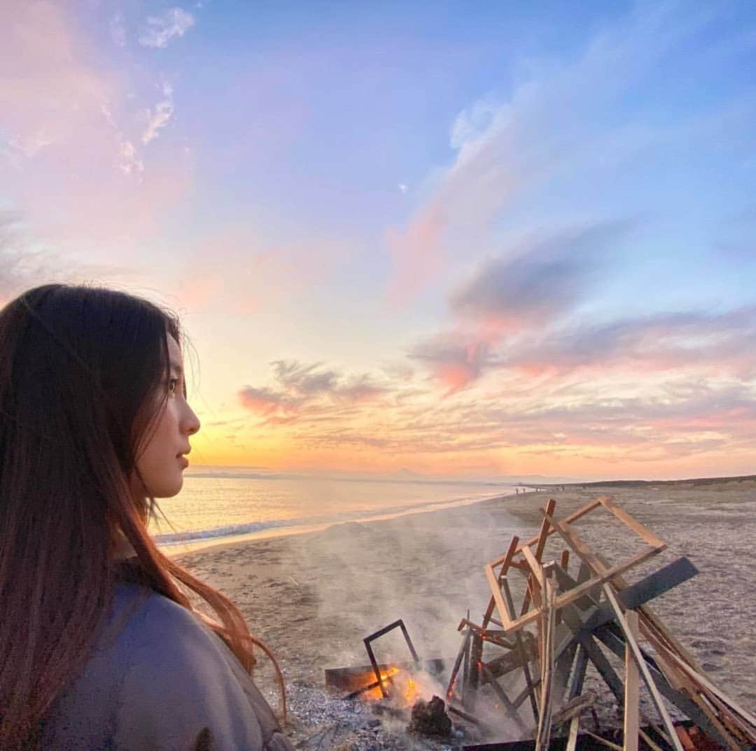 土屋太鳳さんのインスタグラム写真 - (土屋太鳳Instagram)「海と夕日と、小春。 #哀愁しんでれら」2月7日 18時36分 - taotsuchiya_official