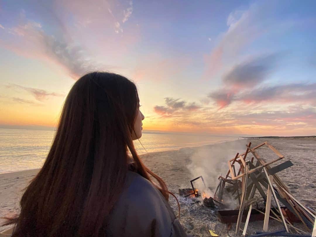 土屋太鳳さんのインスタグラム写真 - (土屋太鳳Instagram)「海と夕日と、小春。 #哀愁しんでれら」2月7日 18時36分 - taotsuchiya_official