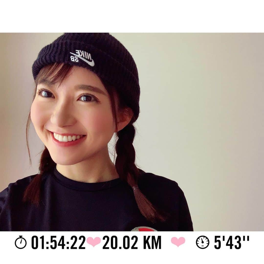 長谷川朋加のインスタグラム：「♡  ✎५⋆*{ 𝔾𝕠 𝕗𝕠𝕣 𝕚𝕥！＊ } ୨୧ -------------------------------- ୨୧  今日の福島市はぽかぽか陽気☀️ 20km走って汗だくだく🏃‍♀️ 気持ち良い〜♪そして半身浴♪  走れるって嬉しいなぁ〜！ ランの積み重ねは自己肯定感を上げ、 引き締まった身体を作り、 リフレッシュ効果もあり、 ご飯が美味しく感じられ、 脚力がついてタイム向上に繋がり、 達成感を覚えられる！ 走れる健康な体への感謝の気持ちも 生まれて良いことしかない！  るんるん気分で走っていたら でっぱりに躓き顔から転びそうに なりましたが何とか持ち堪えた(꒦ິ⌑꒦ີ) 外ランは色んなトラップがあるよね。  このあと21:00〜 佐竹明咲美アナとインスタライブ📺 22:30〜 荒木優里アナとclubhouse🎙  日曜夜を楽しくハッピーに♪ ではのちほど！  ୨୧ -------------------------------- ୨୧ #やりたい事は全部やる #全力前向き前のめり #走るの大好き」