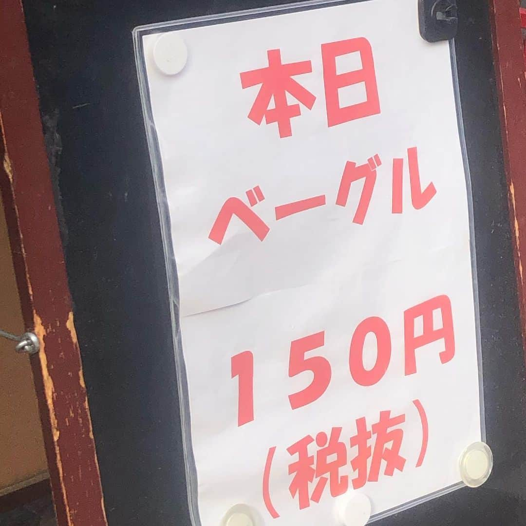 MOEKAさんのインスタグラム写真 - (MOEKAInstagram)「𓊆ブランジェリーケン𓊇in⥲下赤塚  𓊗白玉こしあんクリームチーズ  𓊗かぼちゃマロン 𓊗こしあん紫いも 𓊗フランボワーズココアチョコチップ ↑ 月曜日はベーグルALL¥150  𓊗クロワッサン(キウイ) ¥200 ・ "ずっしり過去一の重量感！！！そしてコスパ最強！ 本当に生地の硬さと香りが癖になる〜🥺 中のフィリングもたっぷりで満足度200%のベーグル◎" ・ 3枚目の動画を是非ご覧ください◎ ------------❁𝚁𝚎𝚙𝚘𝚛𝚝❁---------- ・ @pan.commu くん~！！！  #パンくん積み  やったよ~！！！  さて皆さん…  この偉業が伝わります…？ 「"ベーグル4個積み"」 (まるで富士山に登りきった気分) ・ この日の出来事を名付けるなら… 「ぼっち女子高生…遊具とベーグルに戯れる」 ・ ベーグルを積みながら公園をうろちょろするという "圧倒的不審者の極み"を最近のマイブームとしてる私ですが…もうそれが"快感"になってきています(赤裸々) ・ さて本題！ ブランジェリーケンさんやっと伺えた😭😭😭 もう食べたくて食べたくて仕方なかった… しかも月曜日ベーグルALL¥150とかどゆこと？？？🥺 ・ 10:00くらいに到着して並ぶかな~っと思ったけど 15分くらい待ってすぐに入店◎ これでもか！！っと山積みになった ウォールベーグルのお出迎え✋ ・ まぁいつも通りトレーにベーグルを乗せてくんだけど… 「"ずっどんんんっ"」 え？？？ この子重すぎじゃね🥺(1個400gあるらしい) 岩…？ちょっ…大丈夫そ？ ・ あまりの重さに私のお手手は痙攣してました。 (しかしそこで衝撃的な光景を見てしまう 齢80くらいのおばあちゃまが ベーグルを15個くらいトレーに乗せているのを…) (※信じるか信じないかはあなた次第です) ・ ------------❁𝙴𝚊𝚝❁------------ ※1つ1つ語りたい気持ちもあるけど印象に残った子だけ！ 少し割愛します🥲 ・ ⦿こしあん白玉クリームチーズ ┈┈┈┈┈┈┈┈┈┈ まず1番好きだったこの子から~◎ ↓ 公園で撮って食べた時に好き…って 1口惚れして買い直したくらい◎ とにかくもちゅっとしてて… 滑らかなこしあんがビックリするくらい 端から端まで詰まってるの！ ・ クリームチーズももったり酸味は控えめで相性良すぎる〜🥲 アカシアさんの信玄餅ベーグルに激似！！！ これにきな粉と黒蜜掛けたらまさにそれ。。。 ・ はぁ何この子…愛おしすぎる🥺 もちゅもちゅのむちゅむちゅ つまりおっp…ai… ・ ⦿こしあん紫いも ┈┈┈┈┈┈┈┈┈┈ この子どストライク〜🥲🥲🥲 というかこしあん量かなり凄まじい~◎ 甘めでねっとりしてるあんこに 生地がむっちりな感じがもうたまらない🥺 ・ ずば抜けてコレ！みたいなポイントはないんだけど なんか安心する味がした…。 (これ食べながら眠りにつきたい) ・ ⦿クロワッサン(キウイ) ┈┈┈┈┈┈┈┈┈┈ 1口食べて… 「クロワッサン…ん(?)」 ・ これはクロワッサンを名乗ってはダメだ🤣🤣🤣 もう笑いしか出ない。 ベーグルみたいなむちっと生地でサクサク感はゼロ🤣 ・ この子は美味しいというより"謎味" だけど気づいたら食べ進めちゃうみたいな中毒性あり😂 中の多分クリチーなんだけどヨーグルトっぽい酸味と甘みのねっとりクリームに塾されたキウイがしっかり入ってる◎ ・ 多分ハマる人が少数派だけど 本当に癖になるような食感と謎味だから 1度経験して頭の中ぽかん😌？ってなって欲しい笑 ・ ------------❁ 𝙵𝚒𝚗𝚊𝚕𝚕𝚢❁------------ ・ 買った子全部本当に美味しかったし 何より"蒸して"食べた時の衝撃が忘れられない…(泣) これはブラケンハマるわ… 勿論そのまま硬めでも◎◎◎ ・ 個人的ランキング 🥇白玉こしあんクリームチーズ 🥈こしあん紫いも 🥉味噌ナッツクリームチーズ 4位フランボワーズココアチョコチップ 5位アーモンドキャラメルパンプキン 6位かぼちゃマロン 7位クロワッサン(キウイ) ・ ベーグルマンデーはたしかにお得だったけど やっぱりラインナップがシンプルだったり ブラケンさんの感性豊かなベーグルとご対面したいから 普通の日も行こ〜◎ ・ ➥写真に載ってないけど味噌ナッツクリチと アーモンドキャラメルパンプキンも食べました◎ ・ ❏-------------𝚜𝚑𝚘𝚙 𝚒𝚗𝚏𝚘 ﻿------------❑  📍東京都板橋区下赤塚2-2-17   🍽営業時間⥲ 8:00〜20:00(売りきれしだい終了) 🛌定休日⥲ 火曜日 🚉最寄駅⥲  下赤塚から徒歩3分くらい🚶‍♀️ 🍽⥲イートインなし ・ ・ ・ #下赤塚グルメ  #下赤塚パン屋  #ベーグル専門店  #ブランジェリーケン  #ベーグルサンド」2月7日 18時39分 - mogmog_moeka_mogmoe