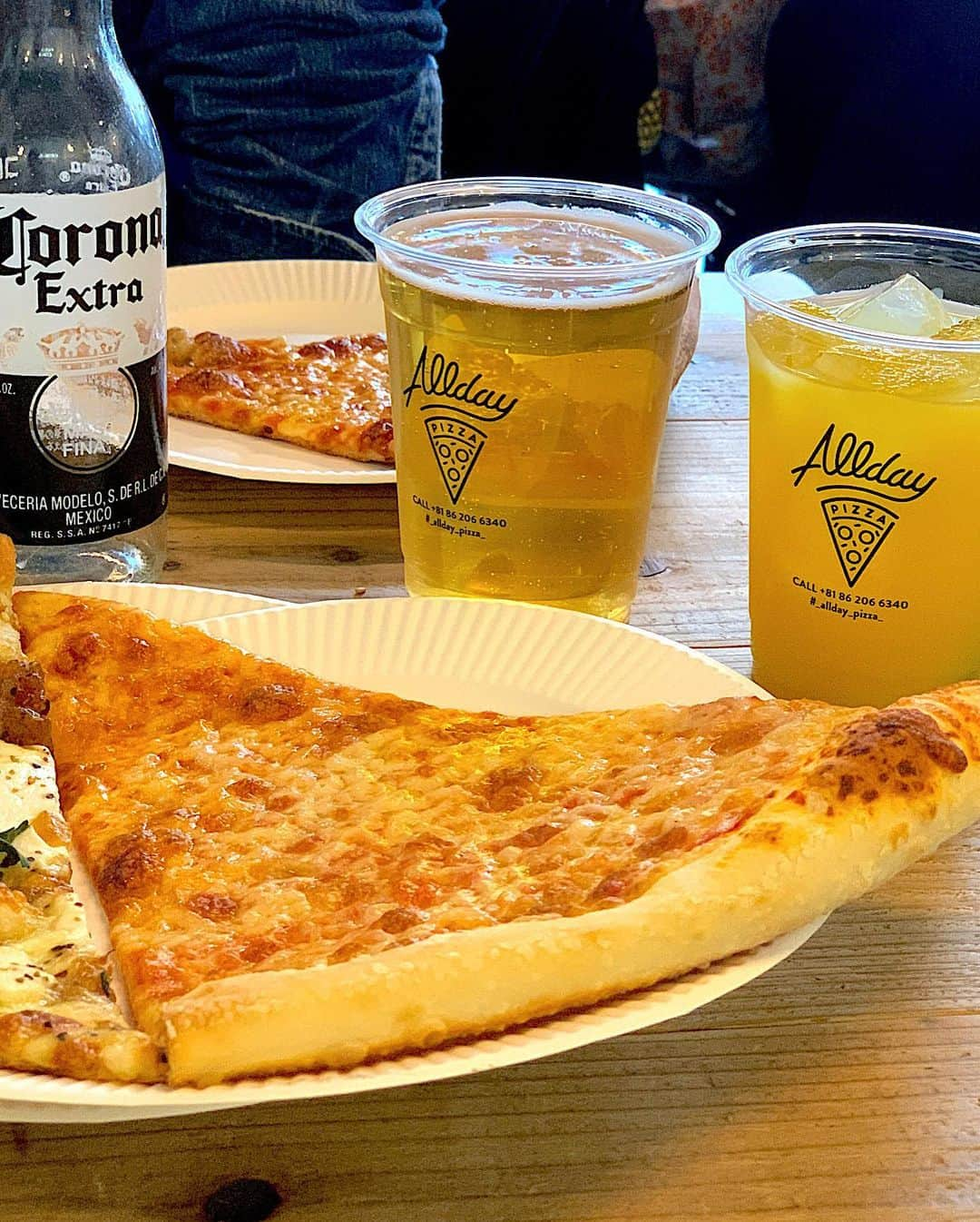 chiiika124さんのインスタグラム写真 - (chiiika124Instagram)「🍕 昼間一緒に出かけたら だいたい昼から ビール飲む人😑・・ #👨🍺 店内かわいかったよ！  #結局運転になる #コロナビール#コロナおわれー #ピザランチセット #ピザランチ」2月7日 18時39分 - chiika26