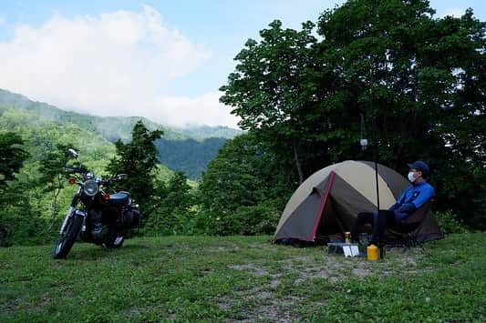 キャンプ情報サイト［ランタン］さんのインスタグラム写真 - (キャンプ情報サイト［ランタン］Instagram)「CAMP SMILE STYLE ／ 愛車で行くソロキャンプ 静かに大自然と向き合う ＼ いろんなキャンパーのキャンプスタイルを現地取材と一般キャンパーからの投稿で数多く掲載してます。 . . 詳しくは @lantern.camp webサイトをご覧ください . . #camp #camping #outdoor #travel #trip #lantern_smile #nature #キャンプ #キャンプ用品 #キャンプギア #アウトドア #テント #自然 #旅行 #キャンプ初心者  #キャンプ好きな人と繋がりたい #camper #外遊び #LANTERN #キャンプレイアウト #秋キャンプ #冬キャンプ #雨飾高原キャンプ場 #ソロキャンプ #ソロキャン #ツーリングキャンプ #バイク #ogawa #ツーリング #ソロキャンプツーリング」2月7日 18時39分 - lantern.camp