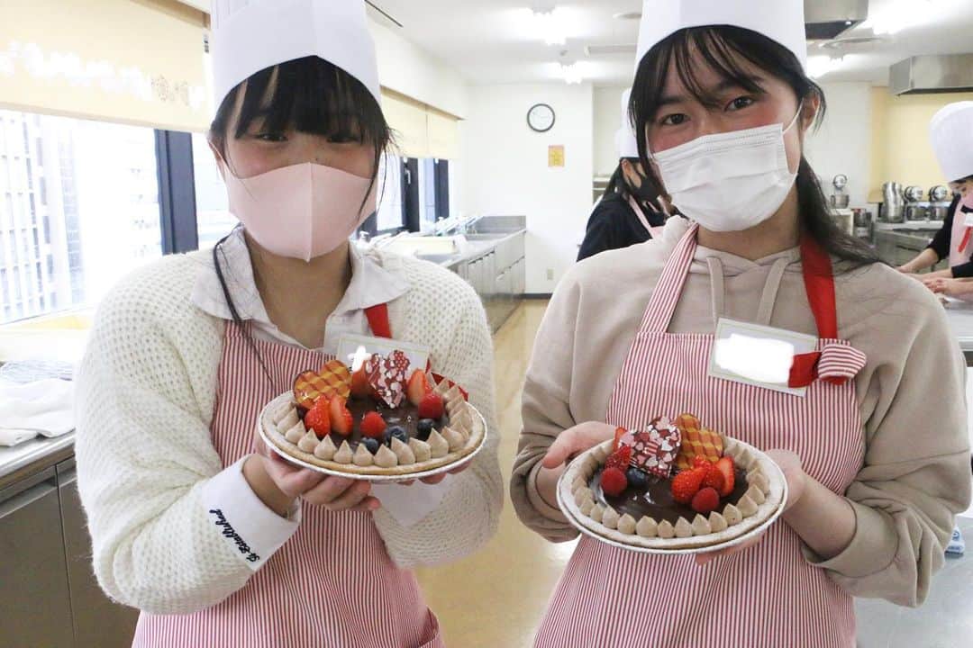 神戸製菓専門学校（公式）さんのインスタグラム写真 - (神戸製菓専門学校（公式）Instagram)「今日は２月最初のオープンキャンパス✨ #1人1台 かわいい #チョコレートタルト を手作りしてお持ち帰り♪ バレンタインの１週間前ということもあって、たくさんの方に参加していただきありがとうございました💕  参加した方の声をご紹介↓  「なぜゆっくり混ぜないといけないのか、理由がよくわかりました！🙂」 「角田先生の手際がすごかったです！😲」 「先生も学生さんも優しくていい雰囲気で実習できました😊」  お菓子って、何となく混ぜたらできると思っていませんか？ 混ぜるタイミングや状態によって、最後のクオリティが全然違ってくるんです！ オープンキャンパスに参加して、プロから直接教わりましょう！  次回はバレンタイン直前開催！ #ボンボンショコラ です！ ■2/11(木･祝)13:00～16:30 ■2/13(土)13:00～16:30 自分で食べるもよし、プレゼントするもよし！ 「これ本当に自分で作ったん！？」って驚かれること間違いなしです♪ 参加する日によって作るボンボンショコラが違いますよ(^O^) お申込みは公式LINEやプロフィールページのリンクから★  #神戸製菓　#神戸製菓専門学校　#神戸製菓専門学校OC　#バレンタイン　#チョコレート　#チョコ　#バレンタインスイーツ　#バレンタインレシピ　#バレンタインお菓子　#お菓子作り　#お菓子作り好きな人と繋がりたい　#手作りお菓子　#手作りチョコ　#オープンキャンパス　#パティシエ　#ショコラティエ　#神戸　#三宮　#三ノ宮　#pattistagram2021」2月7日 18時48分 - kobeseika_info