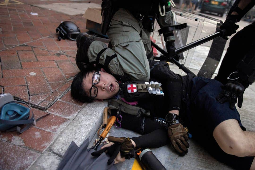 AFP通信さんのインスタグラム写真 - (AFP通信Instagram)「#AFPrepost @worldpressphoto - Riot police detain a protester during demonstrations in the Wan Chai district of Hong Kong on National Day, 1 October 2019. Protesters responded to the anniversary of the founding of communist China with a ‘Day of Grief’.⁣⁣  ⁣⁣ From ‘Hong Kong Unrest’ by Nicolas Asfouri, for Agence France-Presse (@afpphoto).⁣⁣  ⁣⁣ Protests began in Hong Kong at the end of March 2019 in response to government proposals to amend existing legislation and allow extradition to mainland China. Anti-government demonstrations gathered momentum over the following weeks as pro-democracy groups united, with students playing a large role in protests and in human-chain rallies. On 12 June, tens of thousands of demonstrators gathered around the Legislative Council building ahead of a debate on the extradition laws, and met with violent opposition from police. Protests continued to escalate, both in frequency and size, as did police countermeasures. The authorities banned the wearing of face masks, and at a demonstration on 1 October, the day marking the 70th anniversary of the declaration of the People’s Republic of China, police fired live ammunition at protesters for the first time. After initially proposing postponements and amendments to legislation, Chief Executive of Hong Kong Carrie Lam eventually announced that she would withdraw the bill. This was done on 23 October, but protesters’ demands had broadened to include implementation of genuine universal suffrage and release of arrested protestors, and unrest continued into 2020.⁣⁣  ⁣⁣ Nicolas Asfouri is a Danish national, born in Beirut, Lebanon, who has worked for Agence France-Presse (AFP) for 19 years, covering a wide range of news events and conflicts. Since 2016, he is the senior photographer in AFP’s Beijing bureau in China. His project ‘Hong Kong Unrest’ was awarded 1st prize, stories in the General News category of the 2020 Photo Contest. Follow the link in the bio to learn more about the project and the photographer.」2月7日 18時42分 - afpphoto