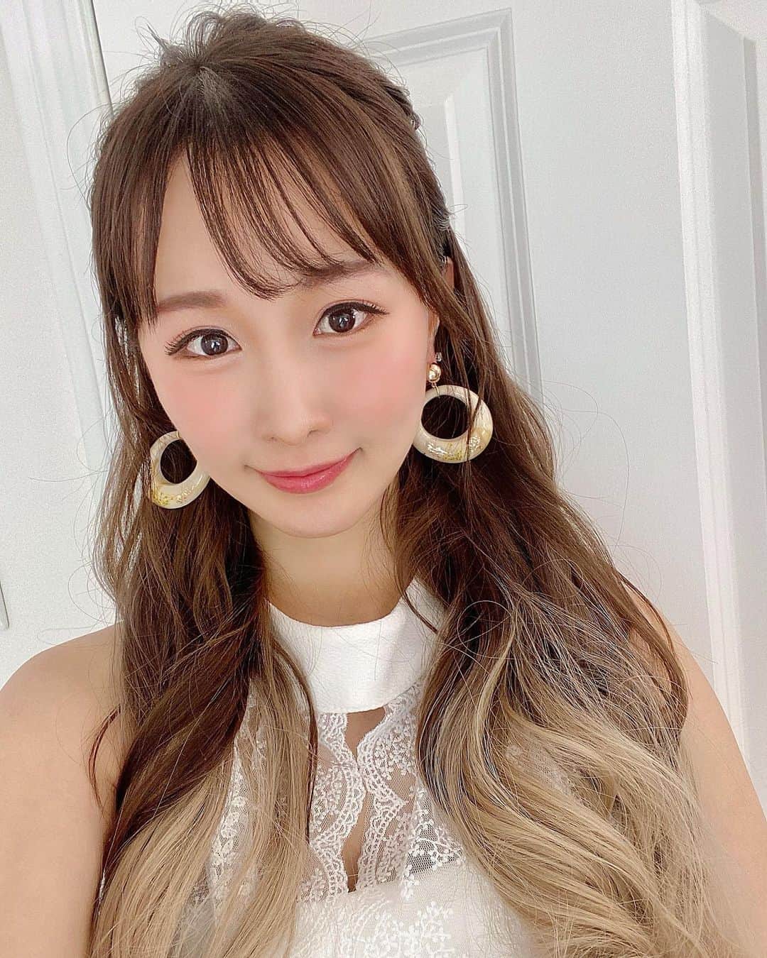 のインスタグラム：「金髪ウィッグも付けたよ💇‍♀️✨ 金髮適合嗎？？🌙 . . . . #ウィッグ#金髪#部分ウィッグ#金髪ウィッグ#ヘアアレンジ#ヘアカラートレンド#ヘアーアレンジ#ヘアセット#ヘアースタイル#ヘアスタイル#假髮#粉紅假髮#金髮#接髮#髮型#髮型設計#金色假髮#假髮片#吉田朱里#hairstyle#hair#haircolor#hairwigs#wigs#blondehair#blonde#selfie#me」