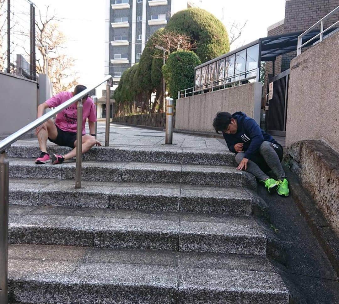 高木勇人さんのインスタグラム写真 - (高木勇人Instagram)「初めの写真の時はこれから起こる事はまだ高木勇人は知らない…  今日は階段トレーニングのスペシャリストの方々とのトレーニング🏃‍♂️ 階段登りのギネス記録を持っている渡辺良治さんと世界ランカーの上杉博一さん、世界ランカーでもあり昨年東京タワー階段登り優勝のトレーニングトレーナー小山孝明さん、そして毎年東京から宮崎までランニングで行く芸人でもあるジョージマン北さんと走り方やトレーニングを一緒にしました‼️ 階段は自分との戦いです。野球と共通する必要な事、大切な事を勉強させていただきました。 トレーニングはキツいもの❗️わかっています‼️ 多分吐きそうになった回数ギネス記録だと思います。 今日もありがとうございました😊」2月7日 18時46分 - hayatotakagi4749