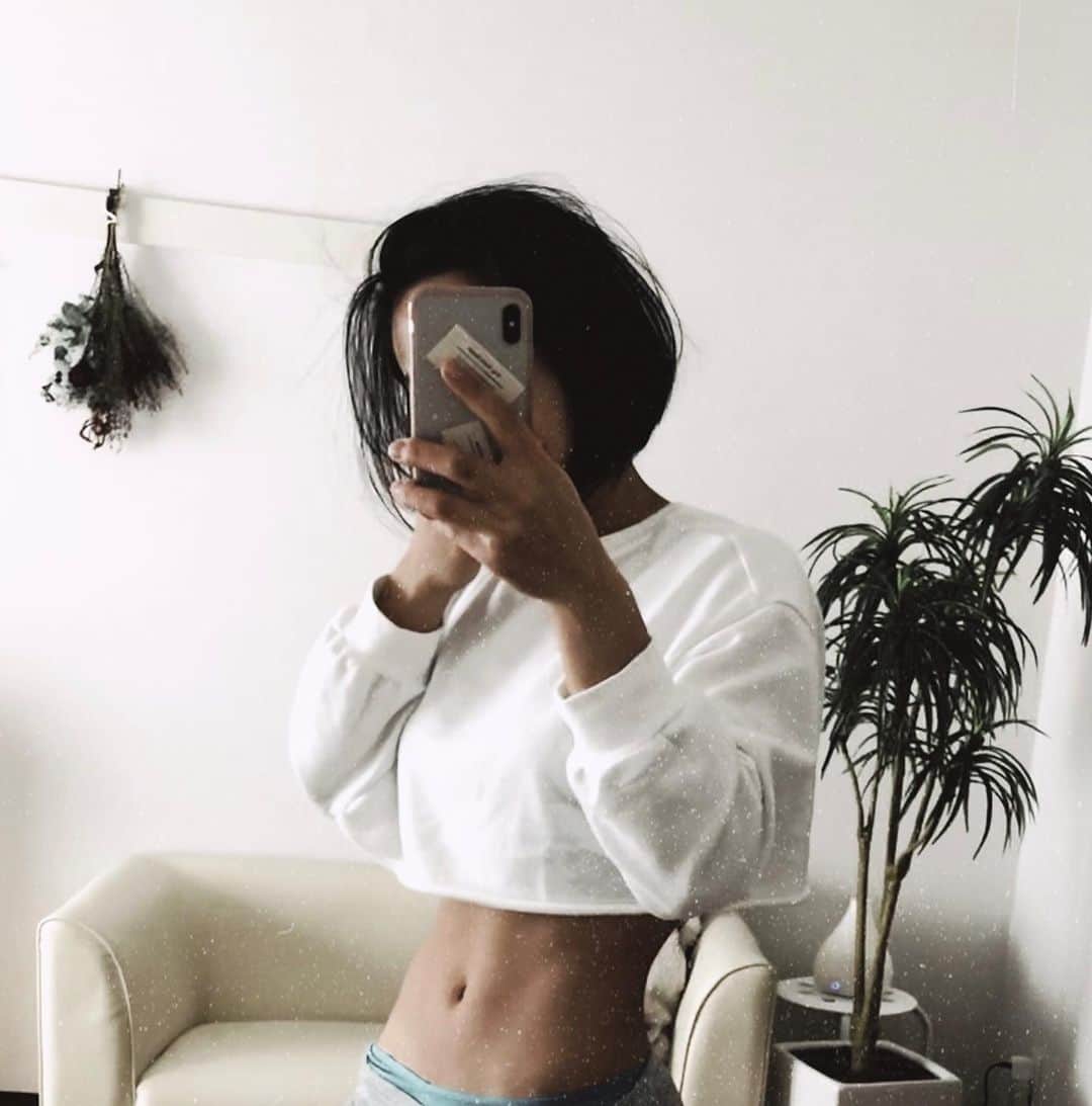 河村元美のインスタグラム：「I got a haircut by the way」