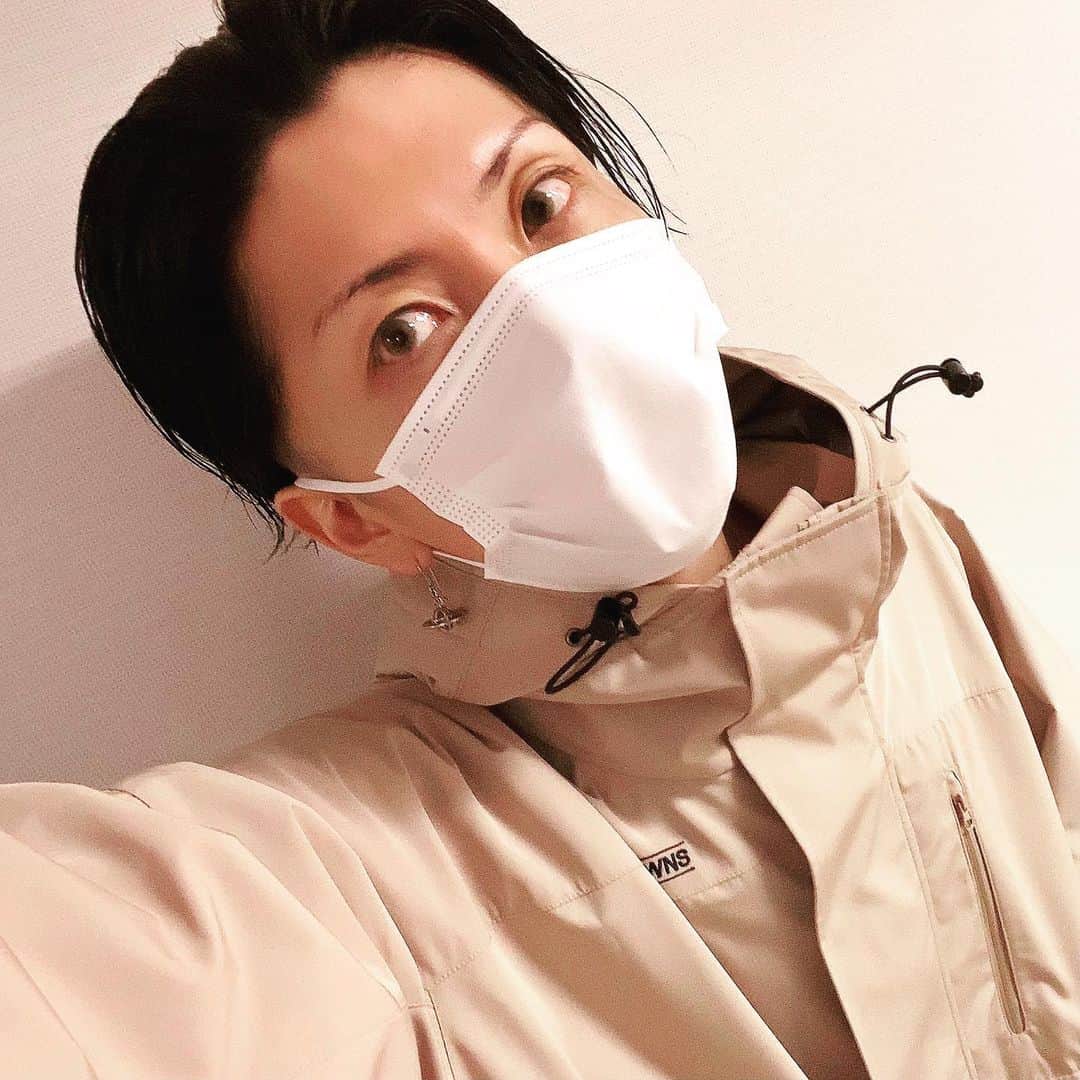 おばらよしおのインスタグラム：「はい  前々から欲しかった マウンテンコート  ようやく 好きな感じのを 見つけましたが  まさか 最近ハマっている #rodeocrowns で それが見つかるとは  とっても 素敵アウターです  #おばらそうび #fashion  #mountaincoat #rodeocrowns」