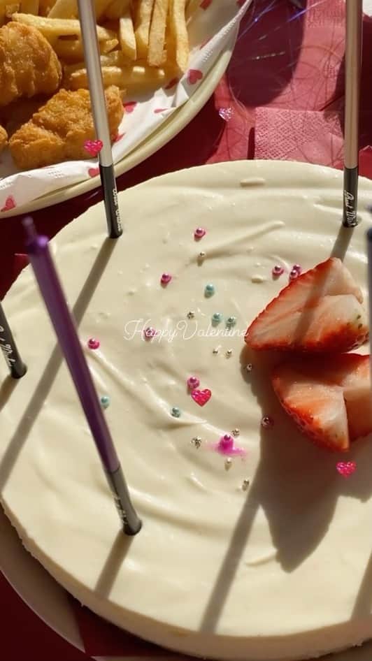 Yumeのインスタグラム：「HappyValentine❤️🤍 ちょっと早いけど...💭💭💭笑  お菓子持ち寄って 彼氏いない友達と 控えめパーティーwww  おうち時間充実🥺❤️❤️❤️  #おうち時間#おうちカフェ#バレンタイン#バレンタインパーティー#手作りケーキ#レアチーズケーキ」