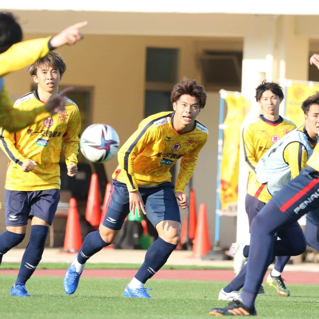 ギラヴァンツ北九州さんのインスタグラム写真 - (ギラヴァンツ北九州Instagram)「. 沖縄キャンプ1日目⚽️ オフ明け、移動後のため、じっくり体を動かしながら。 . #giravanz #ギラヴァンツ北九州 #ギラヴァンツ #北九州 #jリーグ #j2 #沖縄キャンプ」2月7日 18時57分 - giravanz_kitakyushu