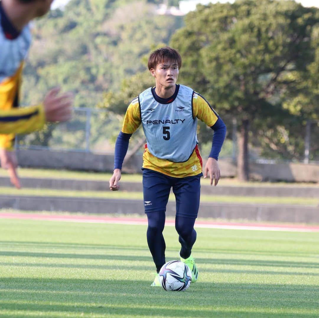 ギラヴァンツ北九州さんのインスタグラム写真 - (ギラヴァンツ北九州Instagram)「. 沖縄キャンプ1日目⚽️ オフ明け、移動後のため、じっくり体を動かしながら。 . #giravanz #ギラヴァンツ北九州 #ギラヴァンツ #北九州 #jリーグ #j2 #沖縄キャンプ」2月7日 18時57分 - giravanz_kitakyushu