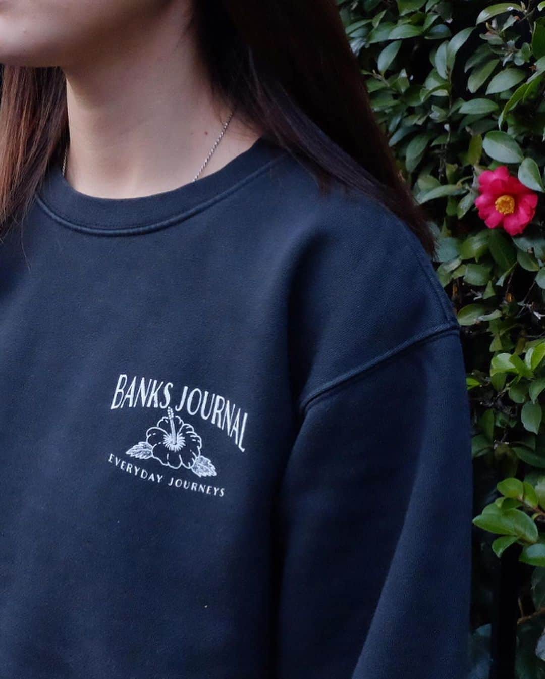 PORT of CALL Cafe&Store Tokyoのインスタグラム：「#pocdstyle  FRUITS @banksjournal  Price ¥9,800 (+tax) Color DIRTY BLACK Stoked @poc_daikanyama   そや感のある生地に洗いをかけヴィンテージスタイルに仕上げたクルーネックスウェット。背面には沢山のフルーツとハイビスカスの花を入れました🌺  #banksjournal #everydayjourneys #portofcall #portofcalldaikanyama #cafeandstore」