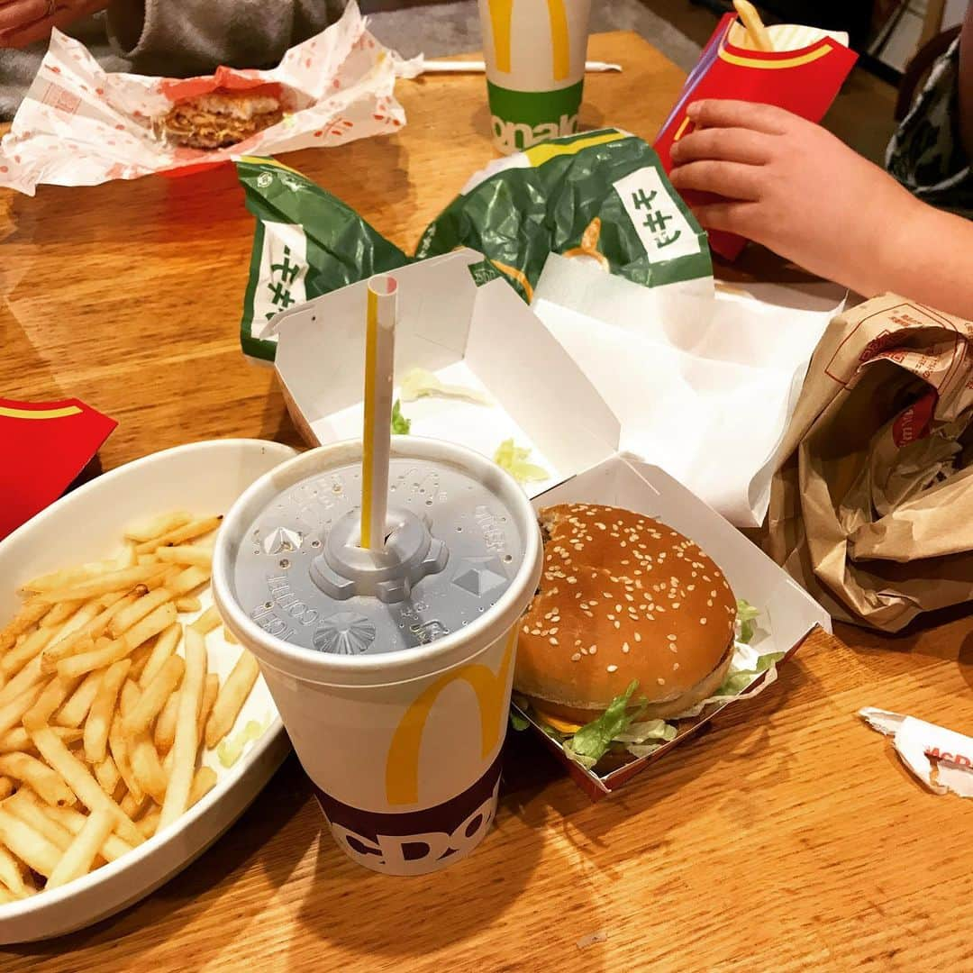 松本素生のインスタグラム：「サボり夕飯🍔🍔🍔 久しぶりのジャンクはうめ〜 特にポテト🍟」