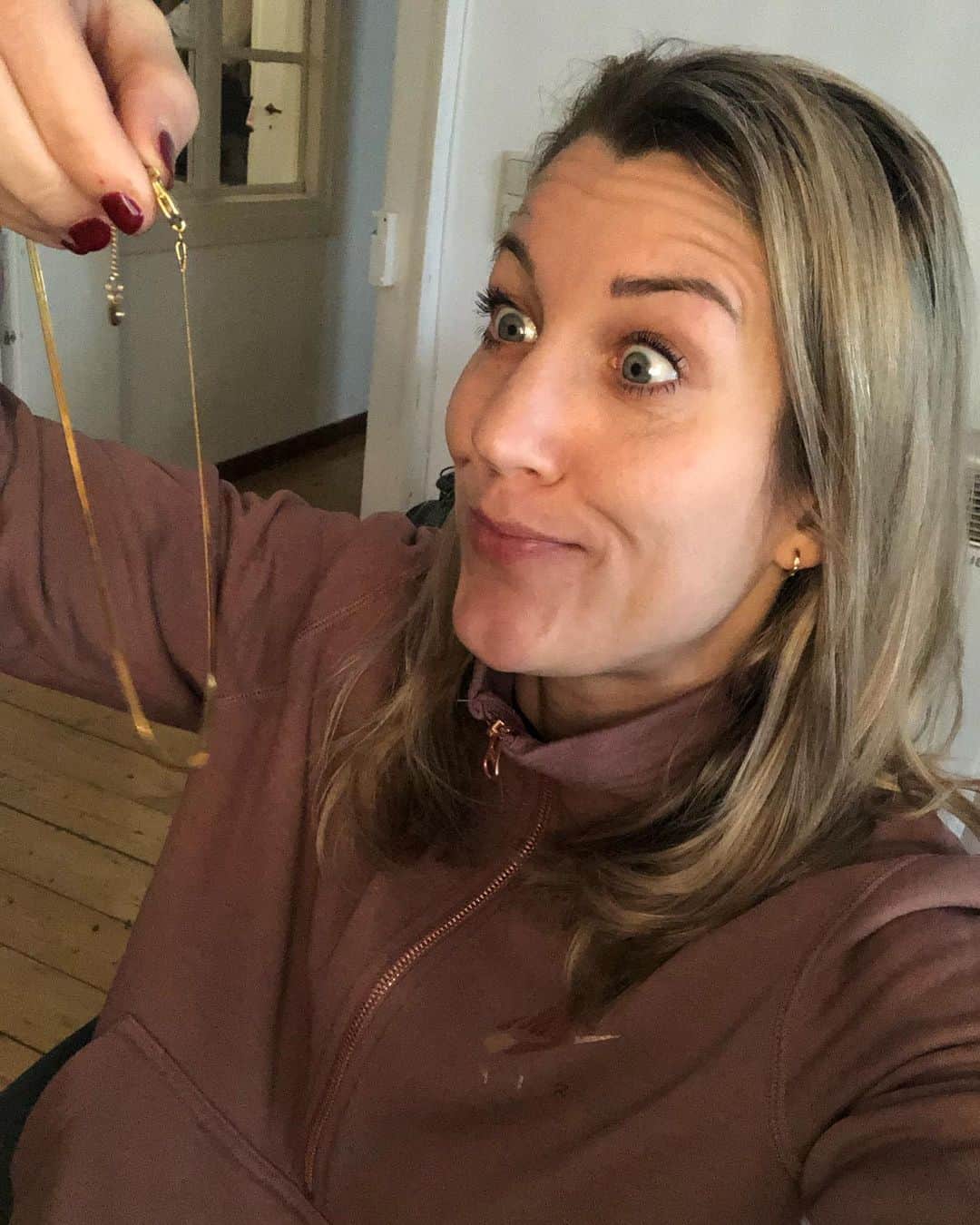 Verena Faisstのインスタグラム：「Pünktlich zum Rückrundenstart der @die_liga, gibts für euch nochmal ein bisschen Schmuck zu gewinnen 😜 Wie? Ganz einfach: Folge mir & @icrush_jewelry und kommentiere dieses Bild mit meinen Charaktereigenschaften - wie schätzt du mich ein 😂 Ich bin sehr gespannt 💃🏼In einer Woche wird ausgelost!  #dieliga #letsgoagain #schmuckzumstart #seidabei #happysunday」