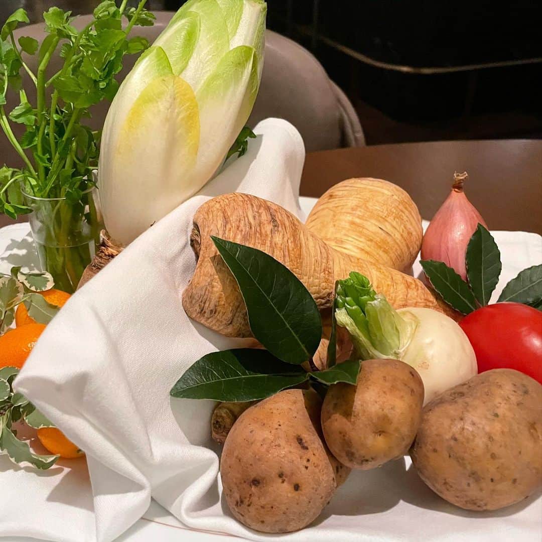 中川友里さんのインスタグラム写真 - (中川友里Instagram)「毎月必ず来たい　@coteau_daikanyama 🌞 フルコースでこのラインナップでコスパ良いし月ごとのメニューで 1月は大好きな牡蠣🦪さんと白子さん🐡祭りでしたので幸せいっぱい🥺㊗️ お野菜も毎回味がしっかりした変わり種野菜🥦🥬を提供してくれて、今回はチコリーを根っこ付きでいただきました、パースニップも柔らかい人参🥕みたいで面白かった。 毎回ミルフィーユが幸せに召されるので楽しみにしてます🙏🐓❤️今回もありがとうございました🦫❤️🌿 #ガレットデロワ が出ておめでたい気分になりました　#フランス菓子」2月7日 18時55分 - darayunya