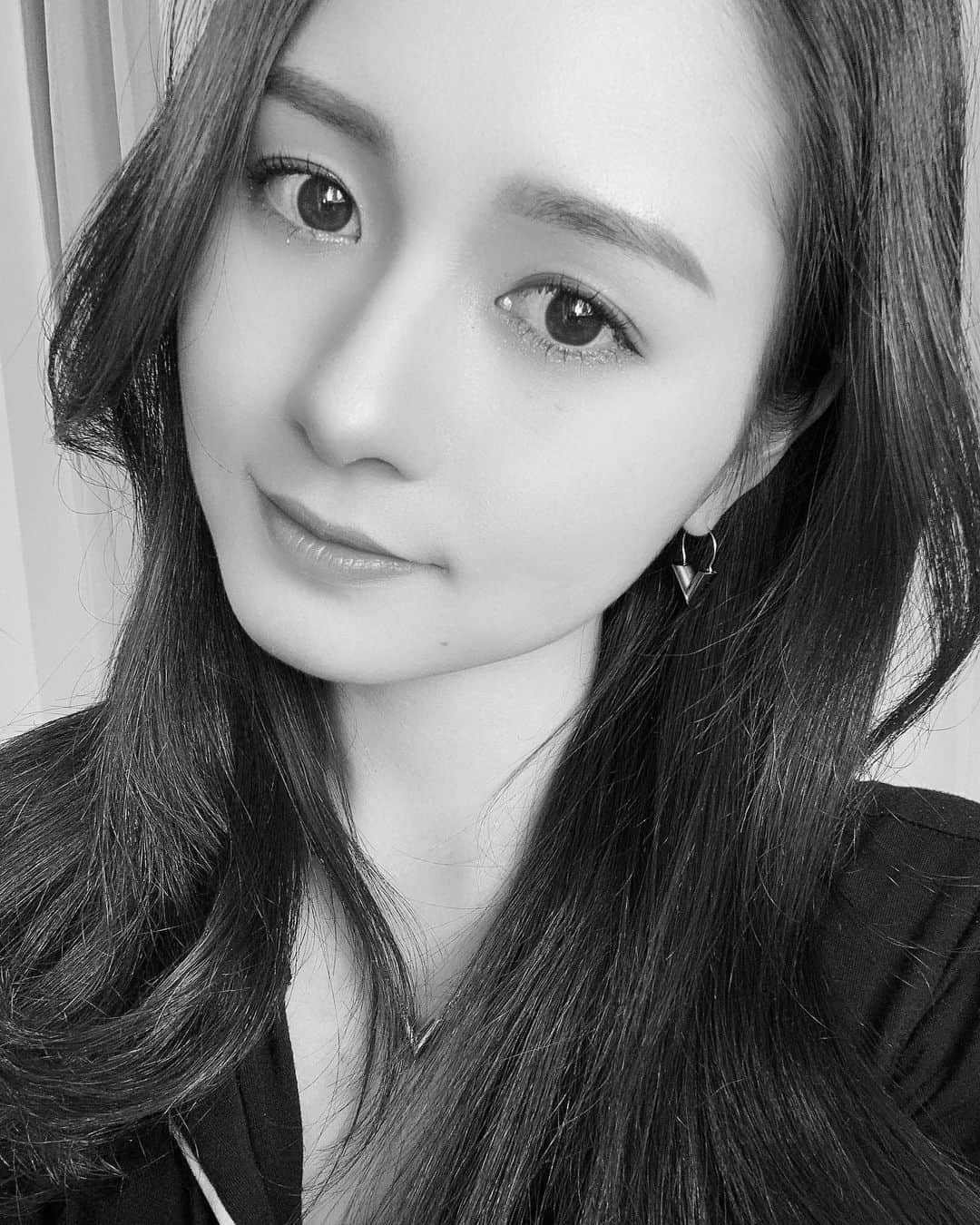五十嵐みさのインスタグラム：「. 19時過ぎくらいから親友と久々にインスタライブやるからみてね〜☺️ . 昨日ストーリーに載せた画像好評だったから投稿に残しとこ📸 あえてモノクロ🖤 . #レースクイーン#インスタライブ#supergt#followme#スーパーgt#mutaracing#裸眼#裸眼メイク#ナチュラルメイク#モノクロ#白黒写真#モノクロ写真」