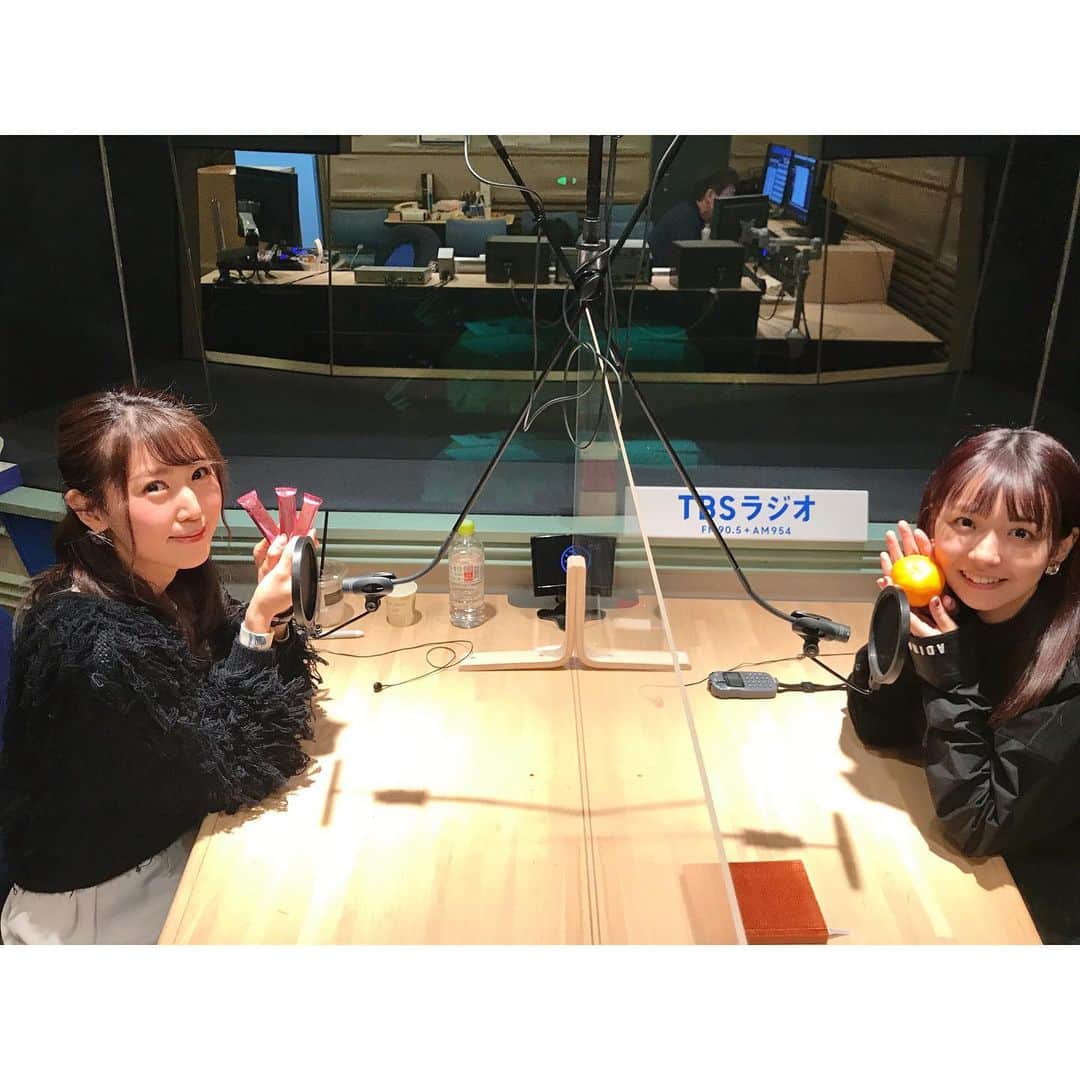 おかゆのインスタグラム：「📻🎶🐶🎨✨🌈 . 今朝早朝TBSラジオで放送の 宮崎由加さんの番組「Music Palette♪」 . 番組内で月イチキュレーターを務めております "私のプレイリスト" お聴き下さった皆様、 みかゆさんこと宮崎由加さん、 スタッフの皆様、 ありがとうございました🙏🏻❤️ . 好きな人に逢いに行く時に 聴きたくなる曲🎧 大好きな名曲の数々を 選ばせて頂きました😉💗 . パレットのピアスに気付いて下さり 嬉しかった…🥲❤️ 温かいおしゃべりの時間を ありがとうございました😍 . ＼嬉しいお知らせ🎊／ . 2月13日(土)深夜(日曜早朝)の 「Music Palette♪」 【今週の由加推し】に 「おかゆウタ」からオンエアが決定❗👏🏻💿 . 何がかかるかは オンエアまでのお楽しみだそうで 今からドキドキしています😘 . #宮崎由加 さん #TBSラジオ #musicpallet #radio #mパレット #おかゆウタ」