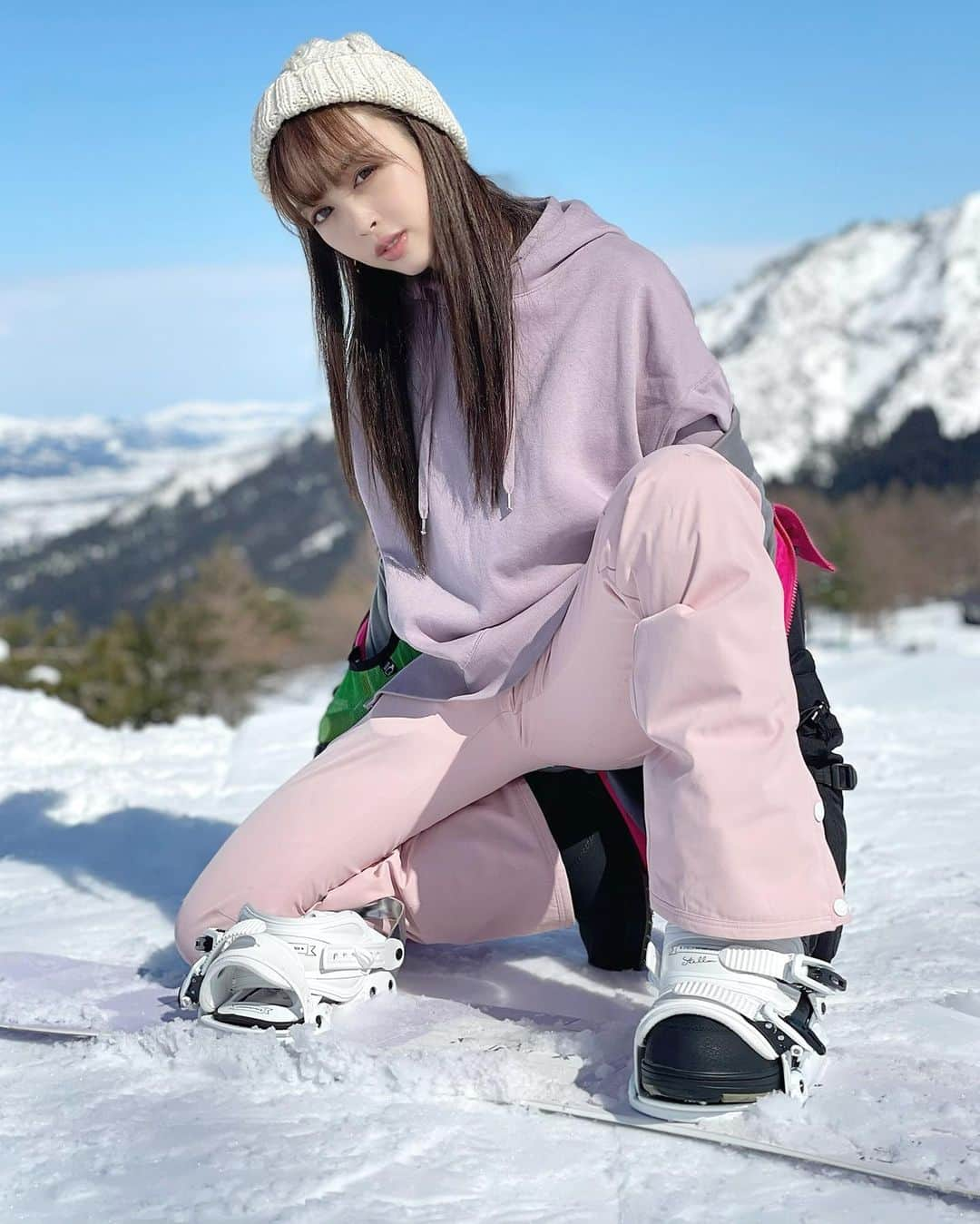 板橋瑠美さんのインスタグラム写真 - (板橋瑠美Instagram)「初Run🏂﻿ ﻿ ﻿ ﻿ 今シーズン、初となるsnowboard❄️﻿ ﻿ ﻿ ﻿ ﻿ もちろんデビューは、イメージモデルやらせていただいている、舞子スノーリゾート💕﻿ ﻿ ﻿ ﻿ 湯沢中里スノーリゾートもイメージやらせてもらってるので、今シーズン中にいきたいなー^ ^﻿ ﻿ ﻿ ﻿ 1年ぶりでしたが、やっぱ最高ですね♡﻿ 雪の大草原を絶景目の前に滑れるのが気持ち良すぎます♡﻿ ﻿ ﻿ ﻿ 娘もスキー滑るのが大好きなコなので、﻿ ﻿ 塾通いで夏期講習で夏はろくに遊ばず、冬休みも塾だったから、﻿ お疲れ様で羽伸ばしに一緒に行ってきました♡﻿ ﻿ ﻿ ﻿ やっぱ、 大自然ってたまらないですね✨✨✨﻿ ﻿ ﻿ ﻿ また滑りに行きたいなー^ ^💕﻿ ﻿ ﻿ ﻿ ﻿ 今日はこのあと、20:30から、club houseにて、﻿ TIKTOKERが集まり、わいわいトークをします❤️﻿ ﻿ 是非遊びにきてください☻﻿ ﻿ ﻿ ﻿ club house account﻿ ↓﻿ @rumi0616﻿ ﻿ ﻿ ﻿ ﻿ ﻿ ﻿ #スノボー大好き#snowboard#スノボー女子#スノーボード#スノボーウェア#舞子スノーリゾート#湯沢中里スノーリゾート#スノボー最高 #新潟県#越後湯沢#舞子」2月7日 18時57分 - rumi_official_0616