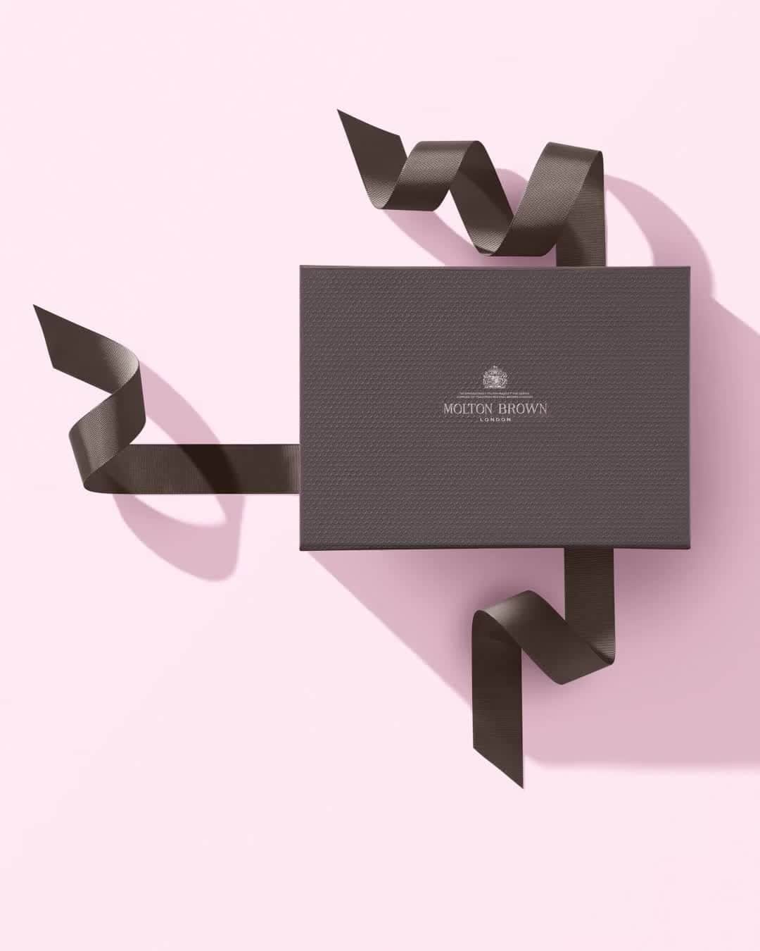 モルトンブラウンのインスタグラム：「Show them just how much they mean to you with our Valentine’s Day edit for her.」
