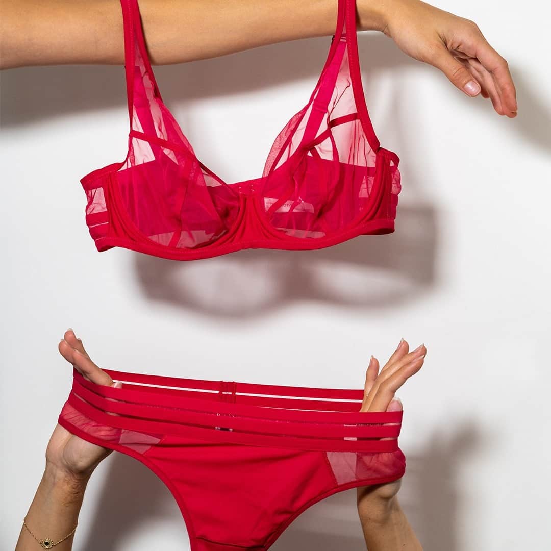 レジャビーのインスタグラム：「Rouge passion, pour habiller de volupté votre décolleté - Passion red, to dress your cleavage with voluptuousness  #maisonlejaby #lingerie #underwear #red #passion」