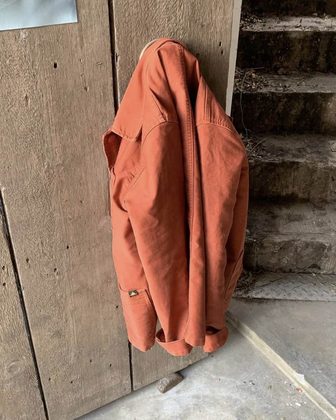 のインスタグラム：「Notre véritable veste de travail iconique se décline en de nombreux coloris : du jaune vif au vieux rose en passant par le vert forêt, vous trouverez forcément votre bonheur ! @dear.liin a opté pour la version brique, une couleur subtile et délicate que l’on aime beaucoup. 🍁  _____  Our iconic work jacket is available in many colors: from bright yellow to old pink to forest green, you’re sure to find what you’re looking for! @dear.liin has opted for the brick version, a subtle and delicate color that we like very much.  #lemontstmichel  #workwear #workwearstyle  #workwearfashion #frenchworkwear#bleudetravail」