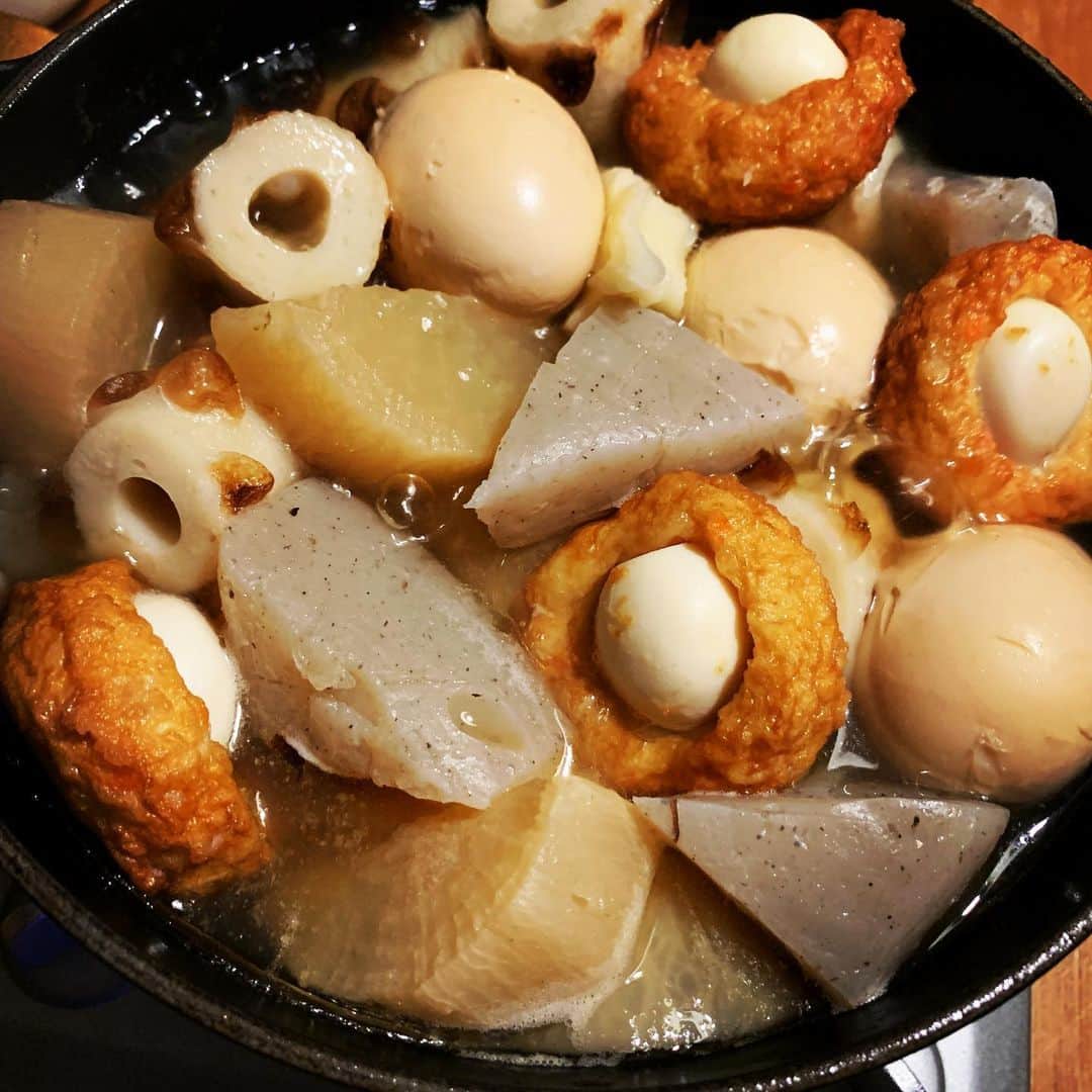 梅津有希子さんのインスタグラム写真 - (梅津有希子Instagram)「日曜日の夜ごはん。鶏だしおでん🍢　みつせ鶏のガラでスープとって、南茅部産の真昆布だしと合わせてコトコト🐤　大根はベランダで1日干して、より浸みやすく。今日は砂糖やみりんの甘みなし。だし、塩、酒、薄口醤油。うん。好きな味。　#おうちごはん #おうち居酒屋 #おでん #だし #だし生活 #出汁 #鶏ガラ #昆布」2月7日 19時02分 - y_umetsu