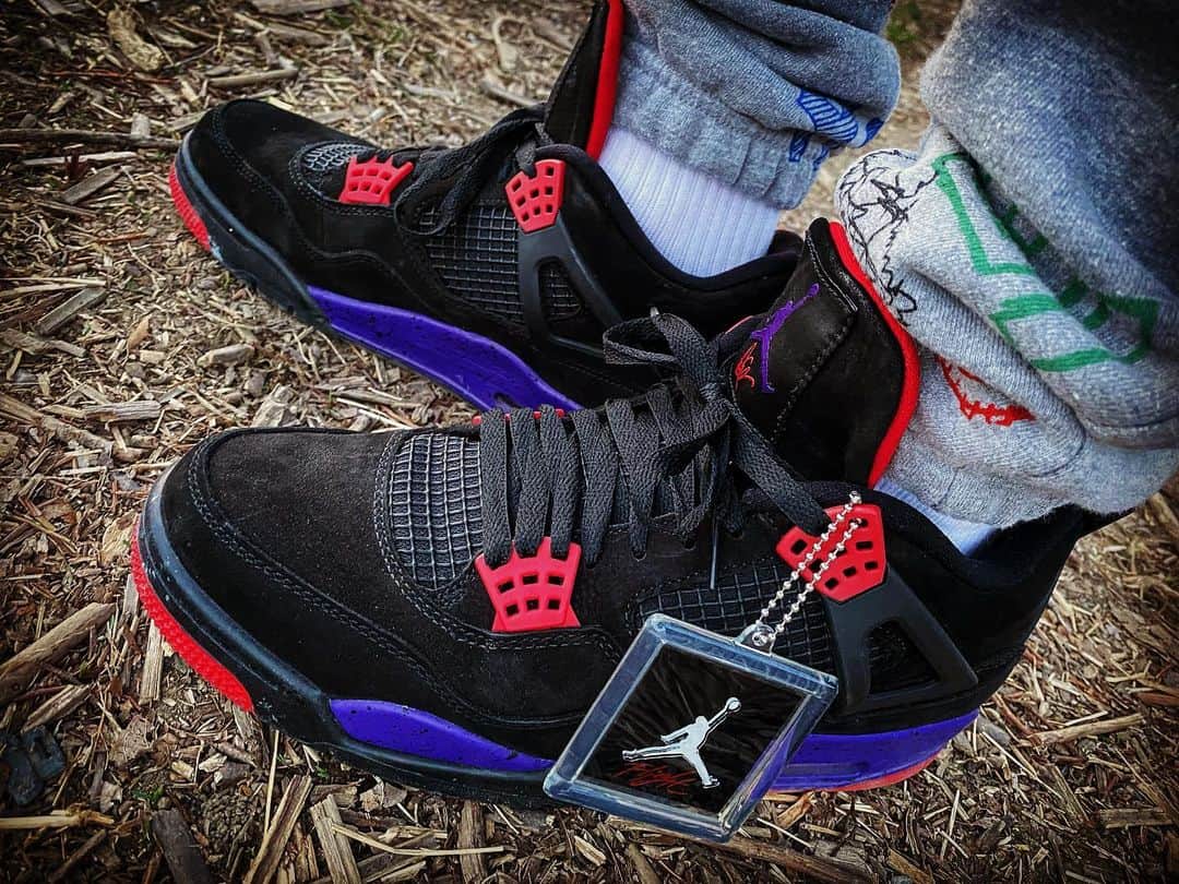 荒木駿平のインスタグラム：「. . . ovo🦉 . . #octobersveryown  #raptors  #jordan4  . . jordan4のキーホルダーは付ける派⁇取る派⁇ ちなみにおれは付けたい派だけど気付いたらよく無くなってる😇 ちなみにこのキーホルダーも旅立ちました。💫」