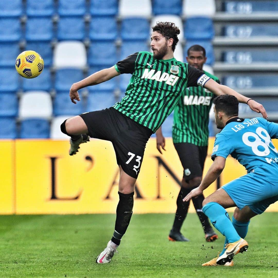 USサッスオーロ・カルチョのインスタグラム：「📸🖤💚⠀⠀ ⠀⠀ #SassuoloSpezia 1️⃣-2️⃣  #SerieATIM #SassuoloCalcio #Locatelli #Caputo #Djuricic #Traore #Defrel #Neroverdi #MapeiStadium #ForzaSasol  ⠀⠀ Highlights online su sassuolochannel.tv (link nella storia e in bio) 📺」