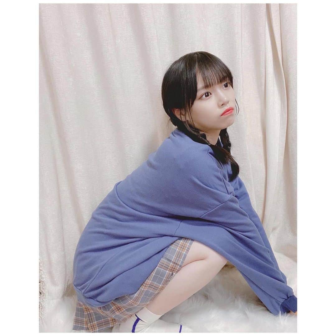 のインスタグラム：「青とか薄いグレーとかも好きになった～🦕♡﻿ ﻿ ﻿ ﻿ #冬服#winter#winterfashion#fashion#ユニセックス#おうちコーデ#ヘアアレンジ#三つ編み#トレーナー#プリーツスカート#青#カジュアル」