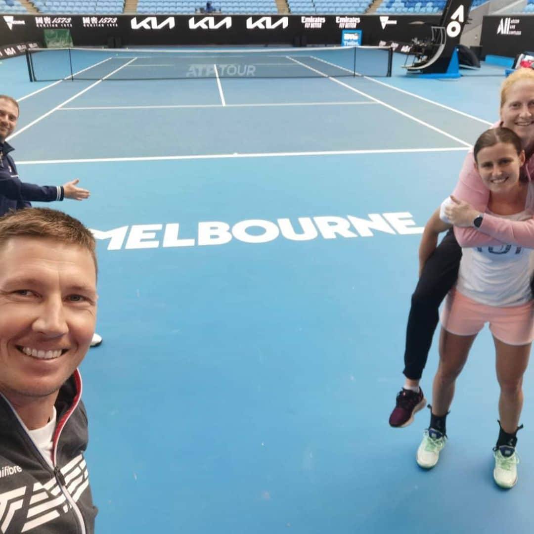 アリソン・バン・アイトバンクさんのインスタグラム写真 - (アリソン・バン・アイトバンクInstagram)「Ready to get going @australianopen 😀 thank you team for the prep 😉 @robi_cokan @seanvanuytvanck @greetjeminnen  #abautomotivevilvoordebrussels #headtennis_official #filatennis #wcupnutrition」2月7日 19時08分 - alison_van_uytvanck