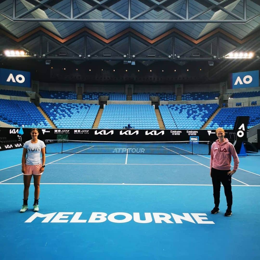 アリソン・バン・アイトバンクのインスタグラム：「Ready to get going @australianopen 😀 thank you team for the prep 😉 @robi_cokan @seanvanuytvanck @greetjeminnen  #abautomotivevilvoordebrussels #headtennis_official #filatennis #wcupnutrition」