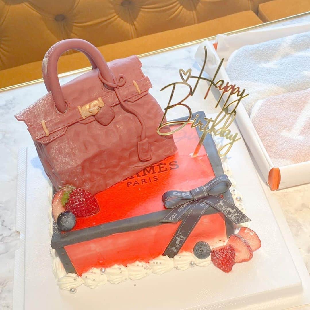 湯本美咲のインスタグラム：「﻿ ﻿ 📍the rose﻿ ﻿ 大好きな人達がお祝いしてくれました♡﻿ ﻿ 夢だったこのケーキ、夢を叶えてくれて﻿ ありがとう🍰💛﻿ ﻿ ﻿ ﻿ ﻿ #オーダーメイドケーキ #オリジナルケーキ #オーダーケーキ #エルメスケーキ #HERMES #HERMESCAKE #グッチケーキ﻿ #リボンケーキ #誕生日ケーキ #クリスマスケーキ #gucci #誕生日プレゼント #誕生日プレート #ヘアメイク #ヘアアレンジ #カチューシャアレンジ #カチューシ #GUCCIコーデ #birthdaycake」
