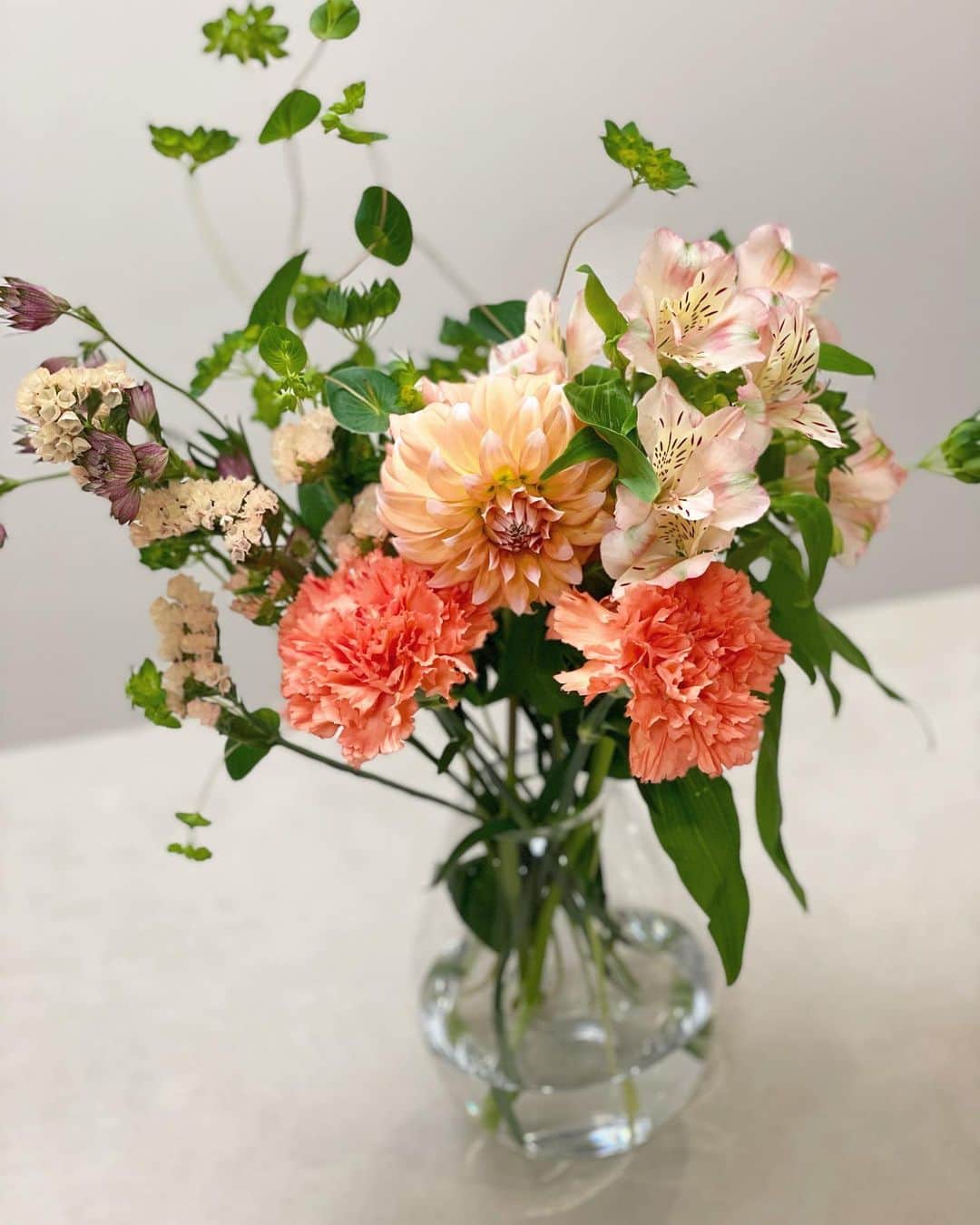 Chihiroのインスタグラム：「家のお花💐 今回のテーマはオレンジです！ カーネーションが可愛い。  お花屋さんに行っても これはブルベ冬のピンクだな〜 これはイエベ春かな〜  なんて、ついついパーソナルカラー別に色を見てしまいます🧚‍♀️ 学んでいる頃は意識して考えるようにしていたけど、今はもう無意識です🧡  #イメージコンサルタント  #生花アレンジ  #はなのある生活  #パーソナルカラー #パーソナルカラー診断 #イメージコンサルタント東京 #オレンジの花 #美人百花flowers  #美人百花」