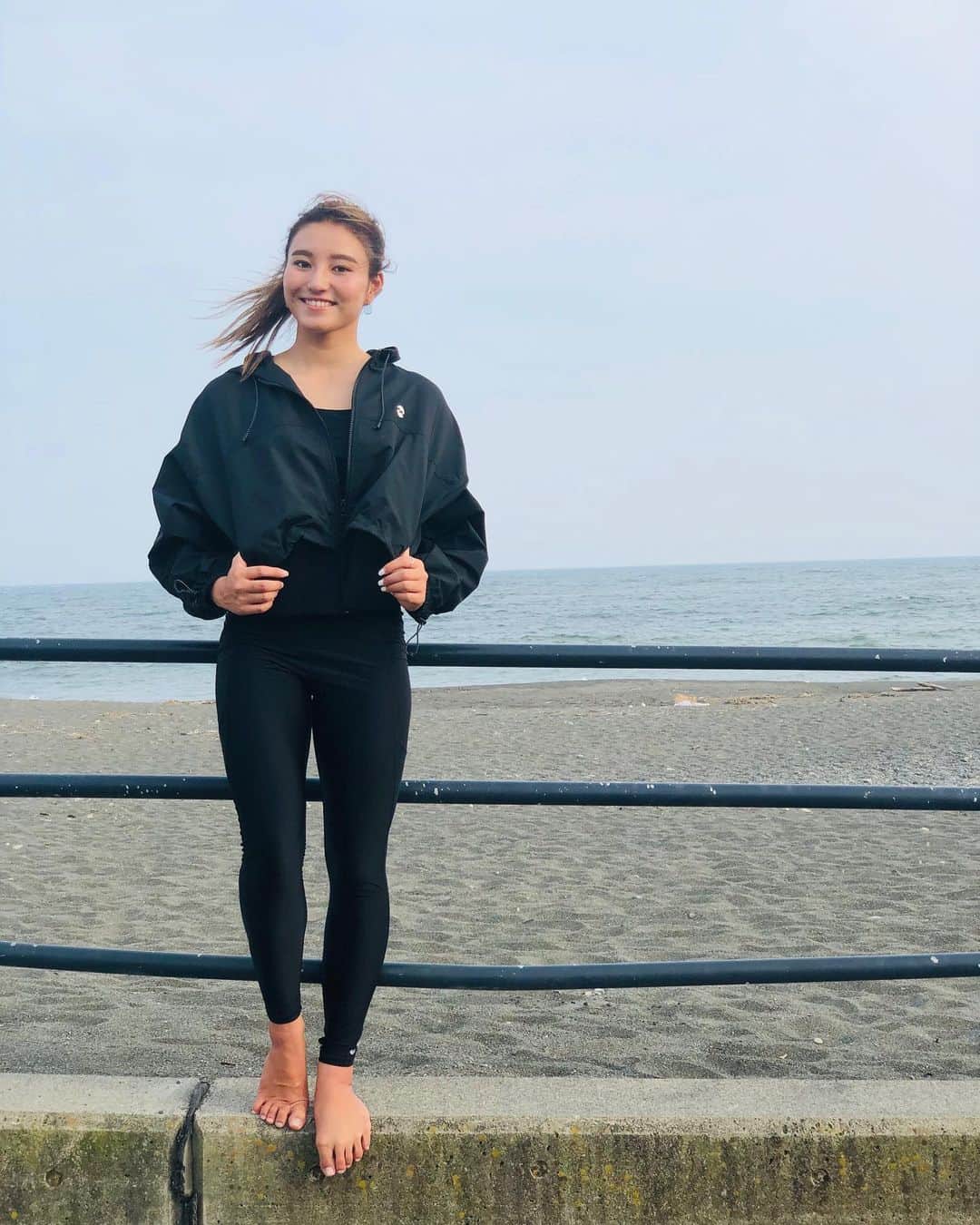 BillabongWomensJapanのインスタグラム：「Billabong Active ショート丈のライトジャケットで、トレーニングを楽しんで🏃🏽‍♀️」