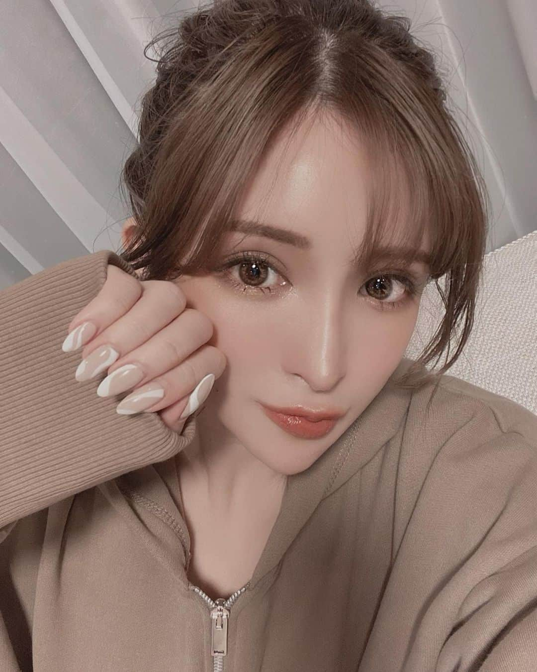 小原優花さんのインスタグラム写真 - (小原優花Instagram)「今のネイルです♡ elle nail新宿店さん《 @ellenail_shinjuku 》でマーブル柄にしてもらいました🍬🥰  肌に馴染むベージュは手が綺麗に見えるので好きですっ☺️💭 マーブル柄は個性的ですが、意外とフレンチみたいな感覚で飽きが来なくて気に入っております💅💕  いつも本当にありがとうございます🙇‍♀️💓  《新宿店》 @ellenail_shinjuku   《渋谷店》 @ellenail_shibuya   ご予約はホットペッパーBeautyからがお得です🙆‍♀️💗💗  #naii #ネイル #ellenail #エルネイル #ネイルサロン #ネイルデザイン」2月7日 19時12分 - yunkoro519