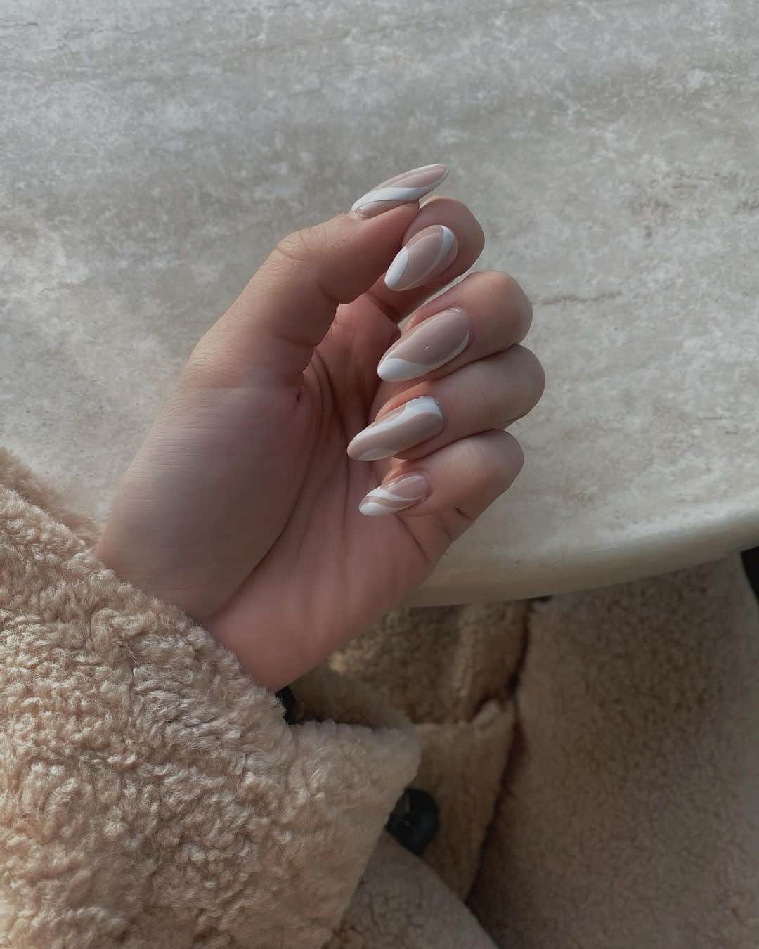 小原優花のインスタグラム：「今のネイルです♡ elle nail新宿店さん《 @ellenail_shinjuku 》でマーブル柄にしてもらいました🍬🥰  肌に馴染むベージュは手が綺麗に見えるので好きですっ☺️💭 マーブル柄は個性的ですが、意外とフレンチみたいな感覚で飽きが来なくて気に入っております💅💕  いつも本当にありがとうございます🙇‍♀️💓  《新宿店》 @ellenail_shinjuku   《渋谷店》 @ellenail_shibuya   ご予約はホットペッパーBeautyからがお得です🙆‍♀️💗💗  #naii #ネイル #ellenail #エルネイル #ネイルサロン #ネイルデザイン」