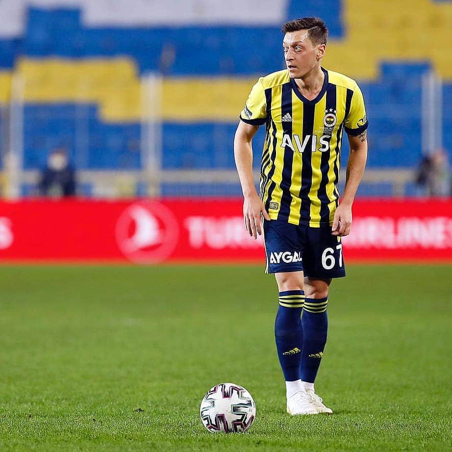 メスト・エジルのインスタグラム：「Takımımla çıktığım ilk derbimin daha farklı sonuçlanmasını isterdim, dün akşamki sonuçtan dolayı çok üzgünüz. Fakat ben Fenerbahçe’ye takım arkadaşlarım ve taraftarımızla büyük zaferler ve kupalar kazanmaya geldim. Yolumuz uzun ve inşallah sonu şampiyonluk olacak. Bunun için daima elimizden geleni yapmaya devam edeceğiz. 💪🏼💛💙 @fenerbahce」
