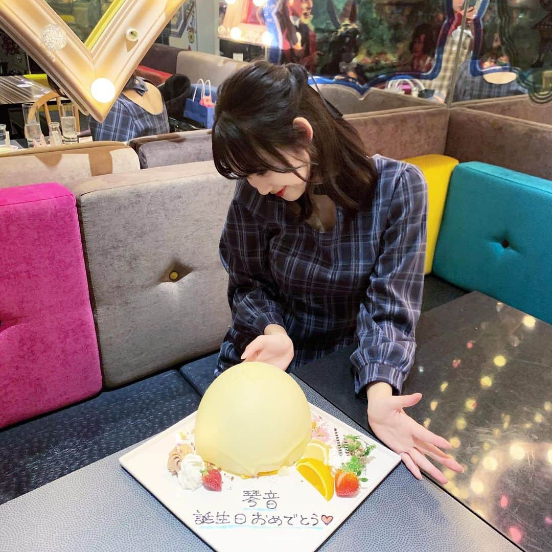 坂田琴音のインスタグラム：「少し早めの誕生日祝ってもらった~❤︎❤︎❤︎ 店内も可愛すぎる‼︎ありがとう🥺」