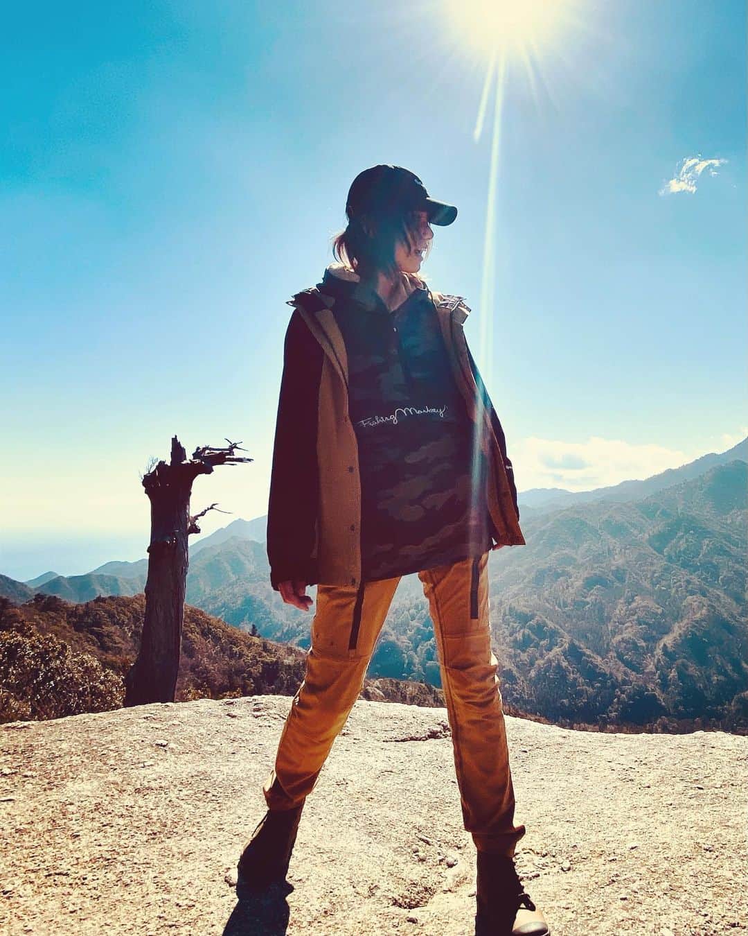 のインスタグラム：「山登り大好き〜。 本気で達成感✨✨ あったかい所の植物って普段見てる植物とは違うからずーーーっと、キョロキョロしてました。。笑 山登り大好き〜💓 植物大好き。#屋久島 #種子島グルメ #屋久島トレッキング #屋久島の絶景 #太鼓岩 #ソーシャルディスタンス #自然 #山登り好きな人と繋がりたい #山登り #山 #屋久島もののけの森縄文杉編 #もののけ姫 #達成感#釣り好きな人と繋がりたい #島 #ゴール #島暮らし #海が好き #白谷雲水峡トレッキング #白谷雲水峡」