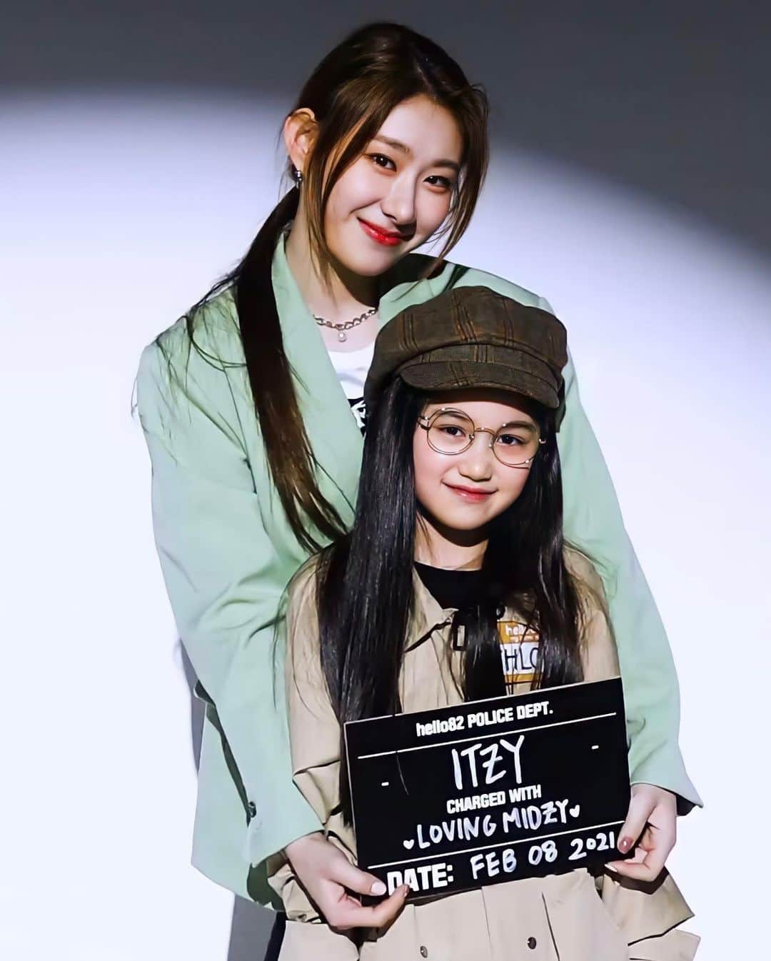 チェリョンのインスタグラム：「IT’z PLAYTIME will be on YouTube starting at Feb 8th, { 11 AM KST } on hello82’s YT and Feb 15th on ITZY’s YT. here’s the link!👇 ㅤ 📍Feb 8th, 11AM KST on hello82's YT  🔗 youtu.be/9lW94-rU-HA  📍Feb 15th on ITZY's YT  🔗 https://www.youtube.com/channel/UCDhM2k2Cua-JdobAh5moMFg」