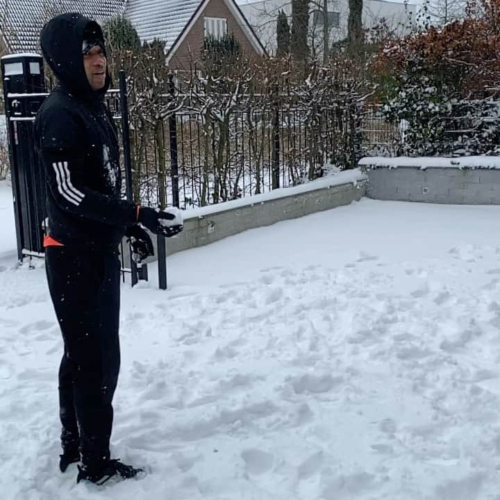 ウルビー・エマヌエルソンのインスタグラム：「Toch nog een beetje voetballen vandaag⚽️⚽️❄️❄️ #havefun」