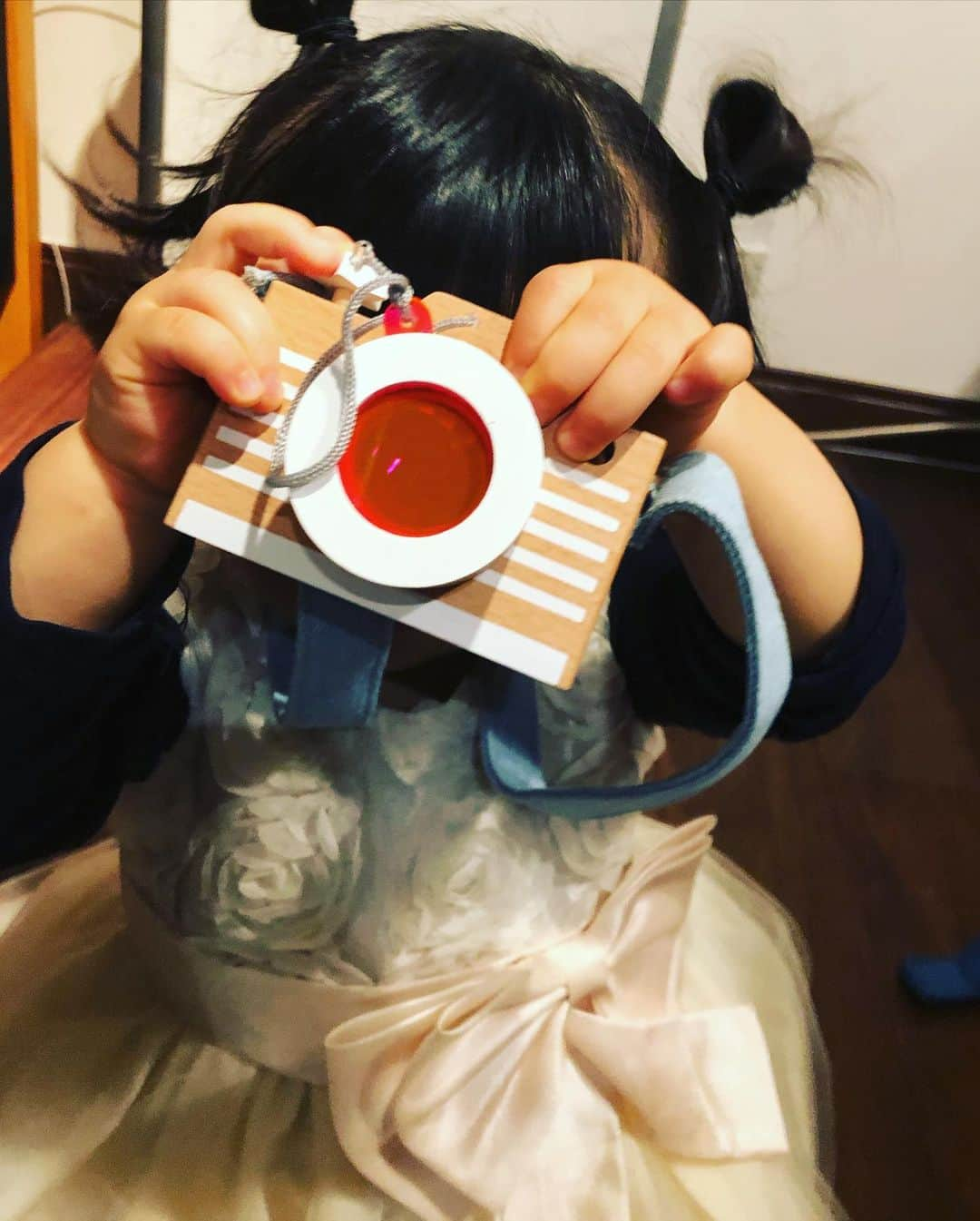 野村佑香さんのインスタグラム写真 - (野村佑香Instagram)「次女オレンジ🍊ちゃん、 ❤️2歳❤️ BirthdayParty🎉  正直、いつの間にこんなに大きくなったの⁉️感が否めない次女。 おしゃべりもすっかり上手👏（たどたどしさが、またたまらなく可愛い💓） 運動神経抜群で、我が家のムードメーカー⭐️  たくさんの笑いを届けてくれてありがとう❤️大好きよ‼️  すくすく育て〜💓  81.4cm 12.23kg （プクプクちゃん）  私たちからのプレゼントは🎁 ・ミッフィーバンドルオブライト ・kikoカメラトイ ・カズー  どれも気に入ってくれたようで嬉しい💓  #2歳#birthday #bd#娘の誕生日#おめでとう#誕生日プレゼント」2月7日 19時33分 - nomuyuu