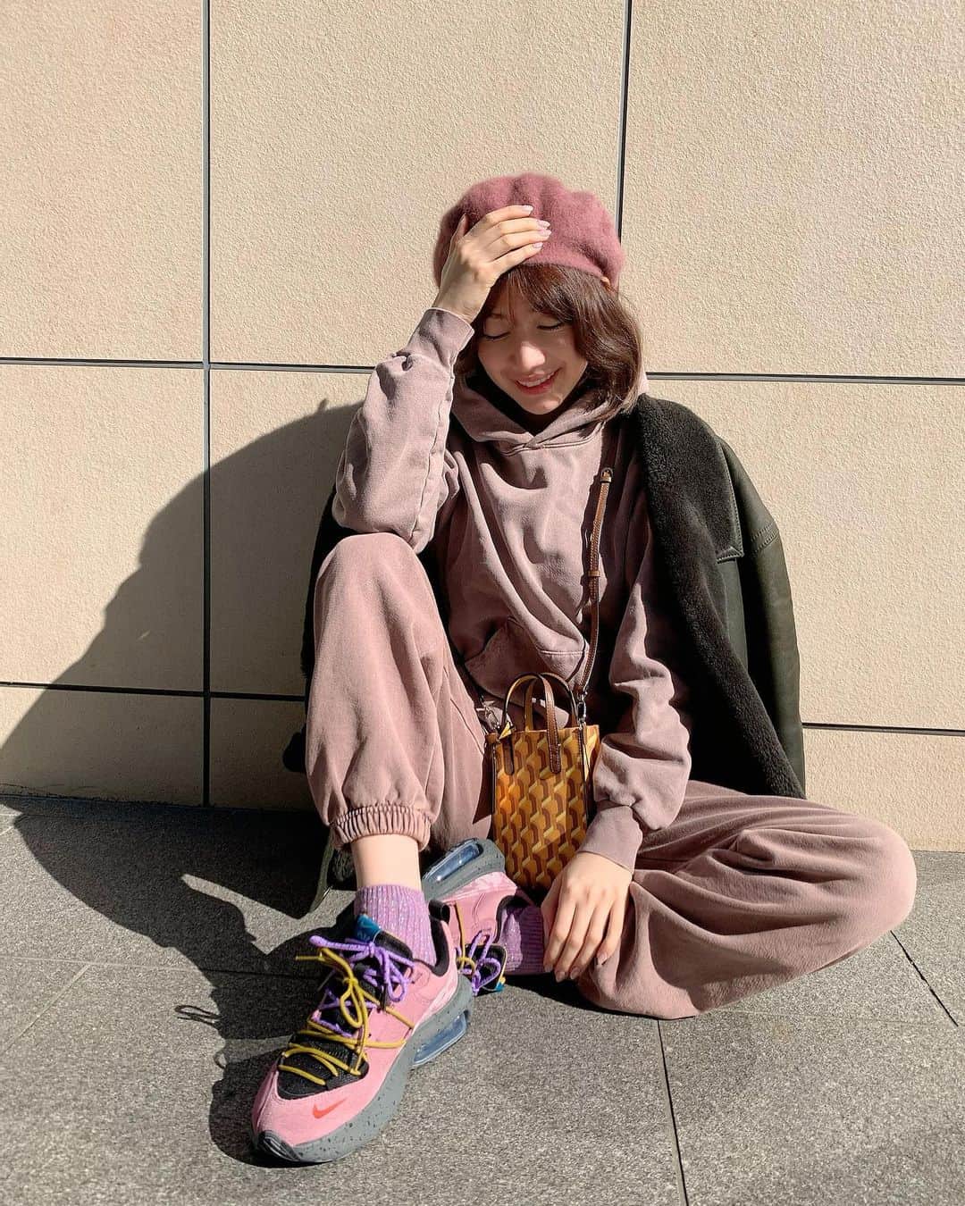 山本ソニアのインスタグラム：「🌷  春のような心地よい週末でしたね😚  週末のくすみピンクコーデです💗」