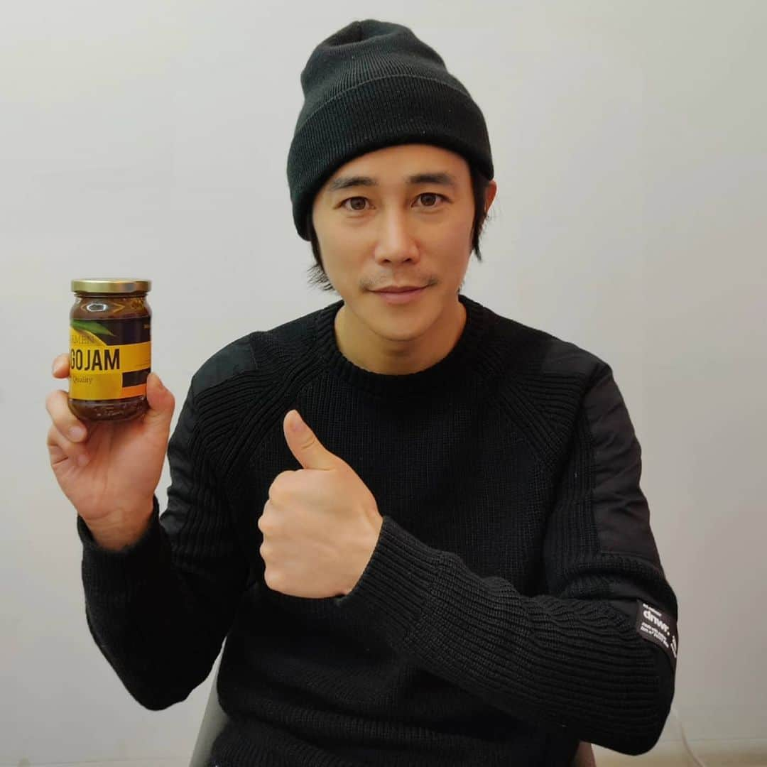 チョン・テウさんのインスタグラム写真 - (チョン・テウInstagram)「저희 큰 아들 하준이가  어릴적부터 망고를 엄청 좋아합니다.  예전에 필리핀에 가족여행을 가는 이유가  망고를 맘껏 먹기 위해서일 정도니까요.   필리핀에 도착하면 과일시장부터 찾아가  호텔로 한가득 사와야 합니다.  4박5일동안 왕복항공권 비용이  빠질 정도로 진짜 잘 먹습니다.   지금은 국내에서도 망고를 많이 볼 수 있지만 예전엔 망고가 흔치도 않았고,  6개 들어있는 한 박스의 가격도 넘 비쌌습니다.   아이들이 좋아하는건  부족하지 않게 사 주고 싶은 마음이  아빠의 마음인데  가뜩이나 건강에도 좋은 과일이라면  안사줄 이유가 없죠.   그래서 이번기회에  세계 최고의 망고산지  필리핀 카르멘 지역에서 만든 망고잼을  우리 가족, 그리고 소비자들과 함께 나누고 싶어  www.wadiz.kr 에서 카르멘 망고쨈 펀딩을  진행하게 되었습니다. 많은 관심 부탁드려요^^  #와디즈 #카르멘망고잼」2月7日 19時26分 - _jungtaewoo