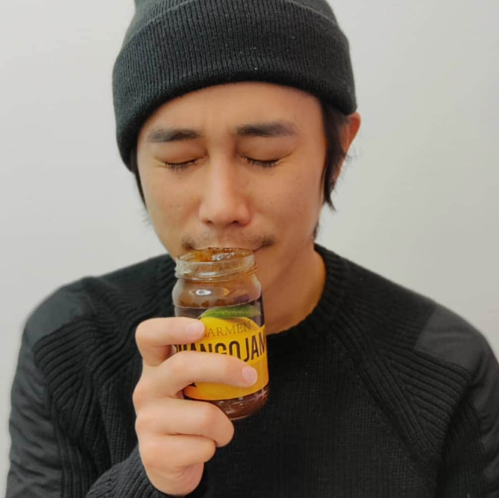 チョン・テウさんのインスタグラム写真 - (チョン・テウInstagram)「저희 큰 아들 하준이가  어릴적부터 망고를 엄청 좋아합니다.  예전에 필리핀에 가족여행을 가는 이유가  망고를 맘껏 먹기 위해서일 정도니까요.   필리핀에 도착하면 과일시장부터 찾아가  호텔로 한가득 사와야 합니다.  4박5일동안 왕복항공권 비용이  빠질 정도로 진짜 잘 먹습니다.   지금은 국내에서도 망고를 많이 볼 수 있지만 예전엔 망고가 흔치도 않았고,  6개 들어있는 한 박스의 가격도 넘 비쌌습니다.   아이들이 좋아하는건  부족하지 않게 사 주고 싶은 마음이  아빠의 마음인데  가뜩이나 건강에도 좋은 과일이라면  안사줄 이유가 없죠.   그래서 이번기회에  세계 최고의 망고산지  필리핀 카르멘 지역에서 만든 망고잼을  우리 가족, 그리고 소비자들과 함께 나누고 싶어  www.wadiz.kr 에서 카르멘 망고쨈 펀딩을  진행하게 되었습니다. 많은 관심 부탁드려요^^  #와디즈 #카르멘망고잼」2月7日 19時26分 - _jungtaewoo