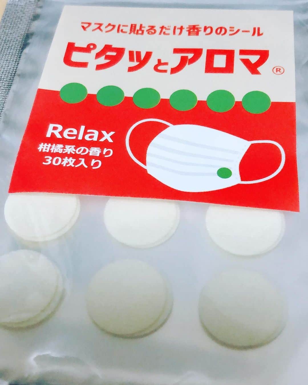 田上よしえのインスタグラム：「柑橘風味をより浴びたいので内側の鼻付近に貼ってます🤣いいかほり〜🍋 #マスクシール」
