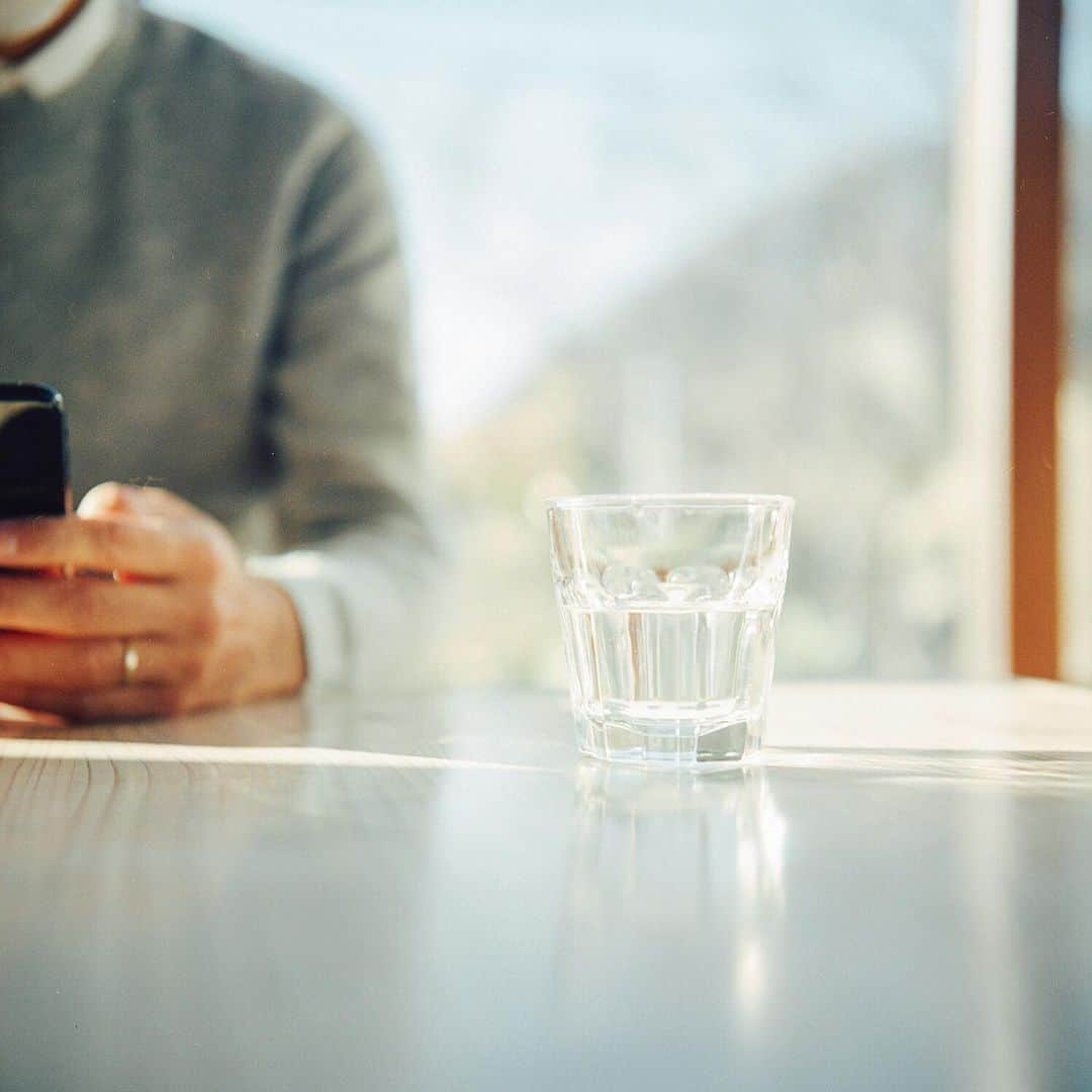 のインスタグラム：「morning light  早起きして Tさんとデートへ  遠くへ旅できなくても 目の前にある 小さな幸せを たくさん残せますように  このあとの パンケーキが とっても美味しかったけど Rolleiでは パンケーキよりも 幸せなひとときをね  #miki_life #rolleiflex  #rolleilife #miki_travel_life」