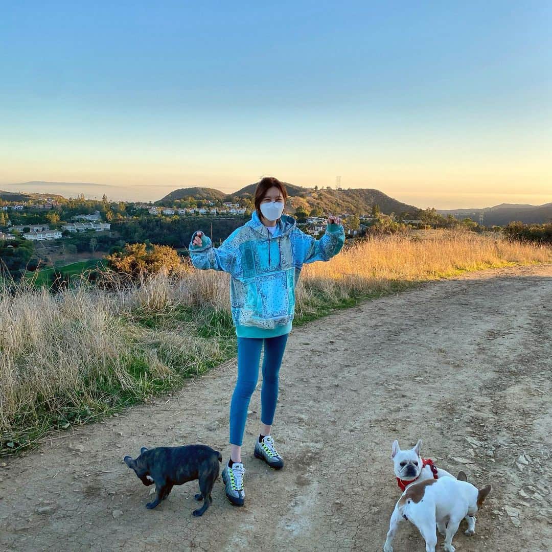 パク・ウンジのインスタグラム：「Hiking🏃‍♀️ 가슴이 뻥 뚫리네요💚」