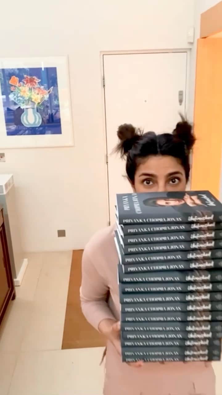 プリヤンカー・チョープラーのインスタグラム：「Sleep, sign 800 copies of Unfinished, repeat 😝 Can’t believe it’ll be out for the world to read in 2 days!!!」
