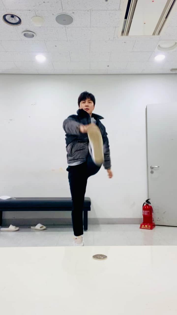 キム・ドンワンのインスタグラム：「여러분. 우린 주말동안 너무 먹었습니다.  움직인 거에 비해 너무 먹었습니다.  먹은 만큼 움직여야 하는게 인지상정인데 그러지 못했습니다.  누가 묶어 놓은 것도 아닌데 가만히 앉아 핸폰만 바라보는  거북이가 되었습니다. 우리. 인간적으로.  이거 한번씩 하고 자자.  #간단한운동 #당신이원하던 #스쿼트 #응용 #작년에1분컷이었는데 #얼마나늙은거냐내몸 #힘내라」